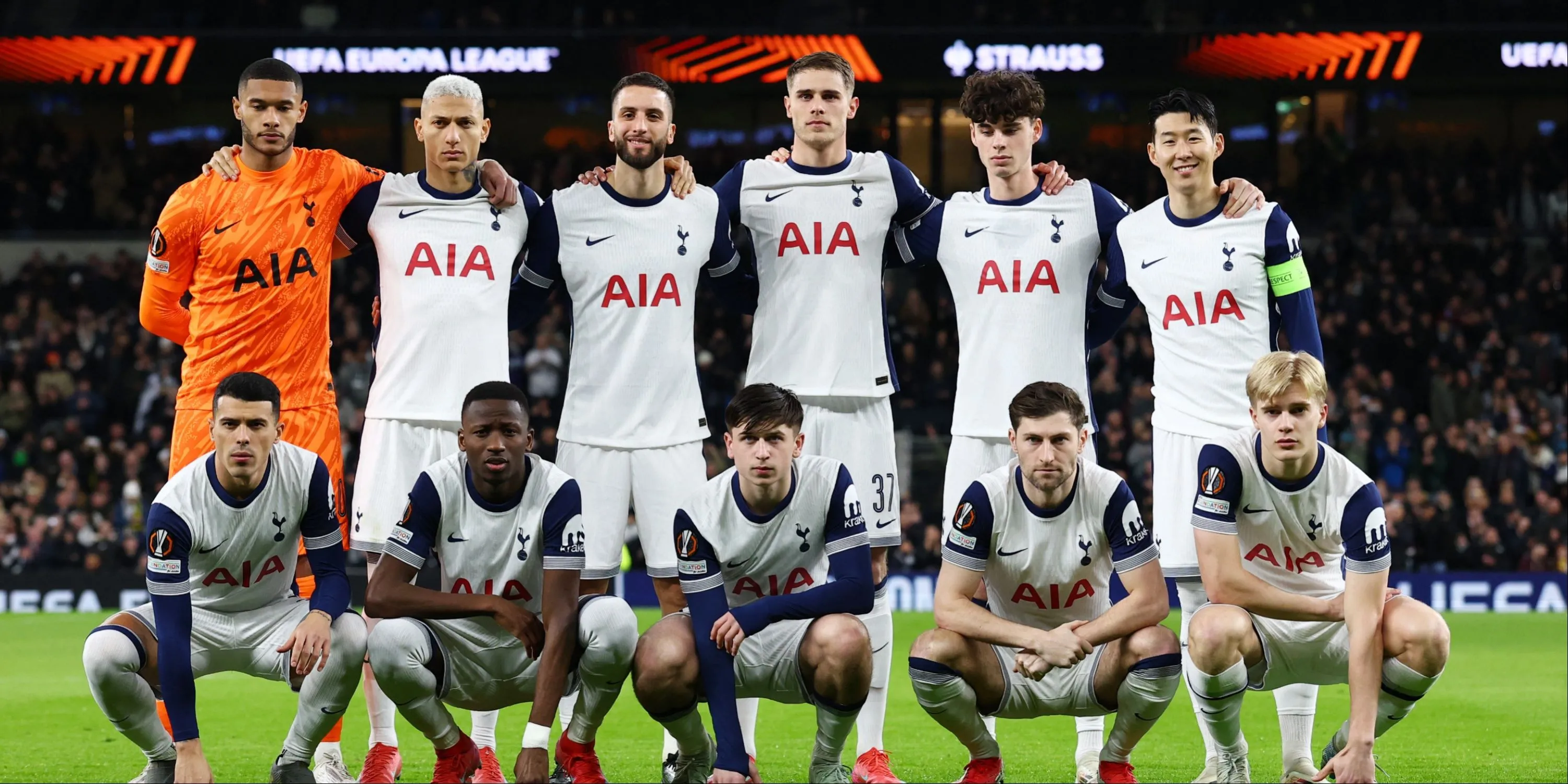 Archie Gray (phải) cùng các đồng đội Tottenham như Bentancur, Son Heung-min và Van de Ven