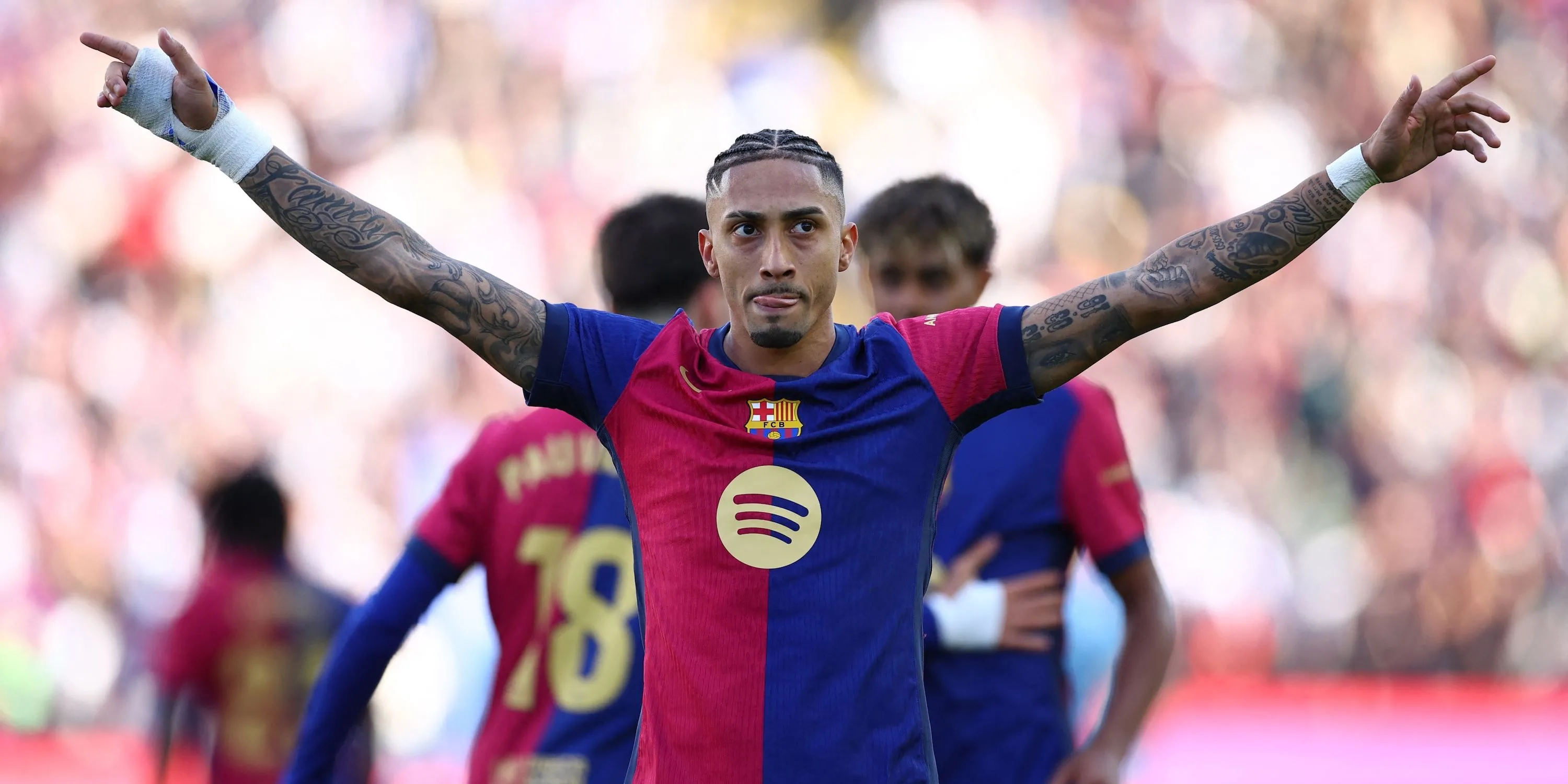 Raphinha của FC Barcelona ăn mừng bàn thắng thứ tư