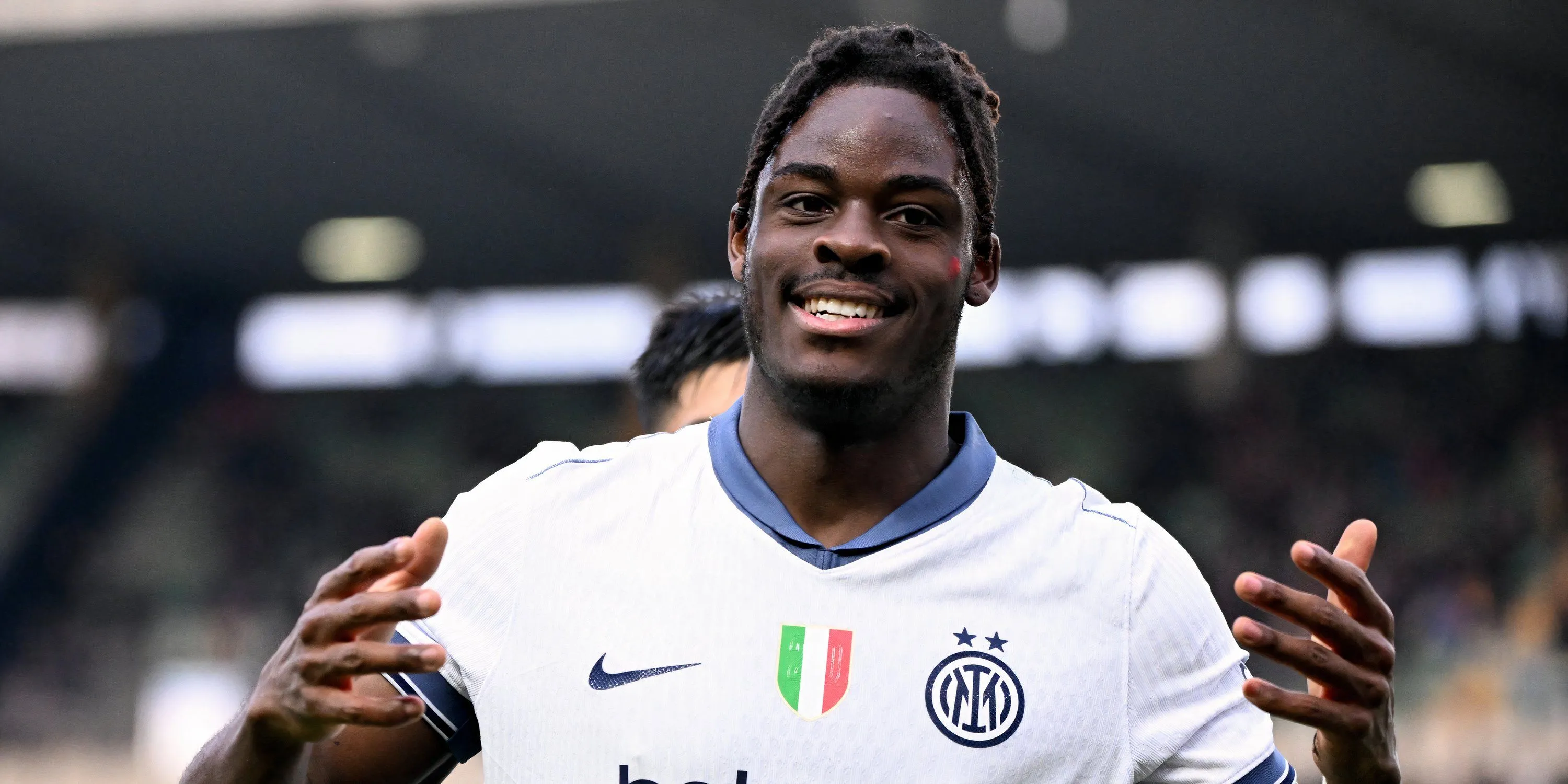 Trung vệ Yann Bisseck của Inter Milan thi đấu