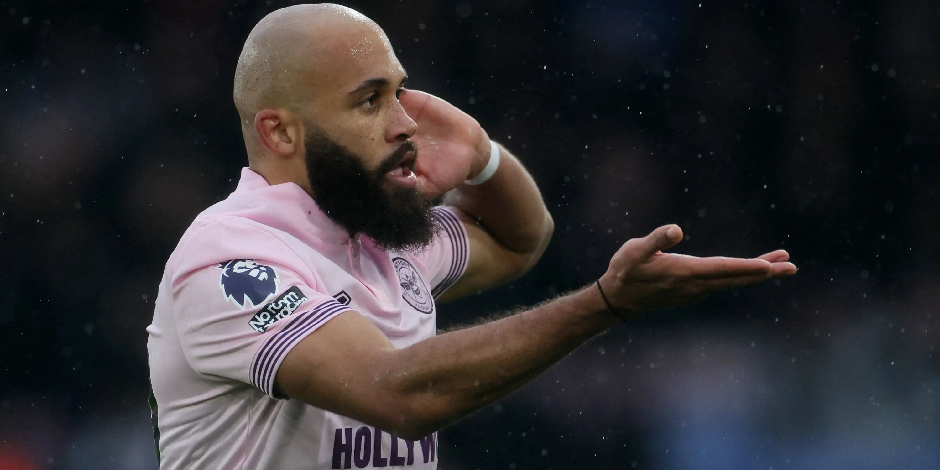 Bryan Mbeumo ăn mừng bàn thắng cho Brentford, thể hiện khả năng săn bàn ấn tượng