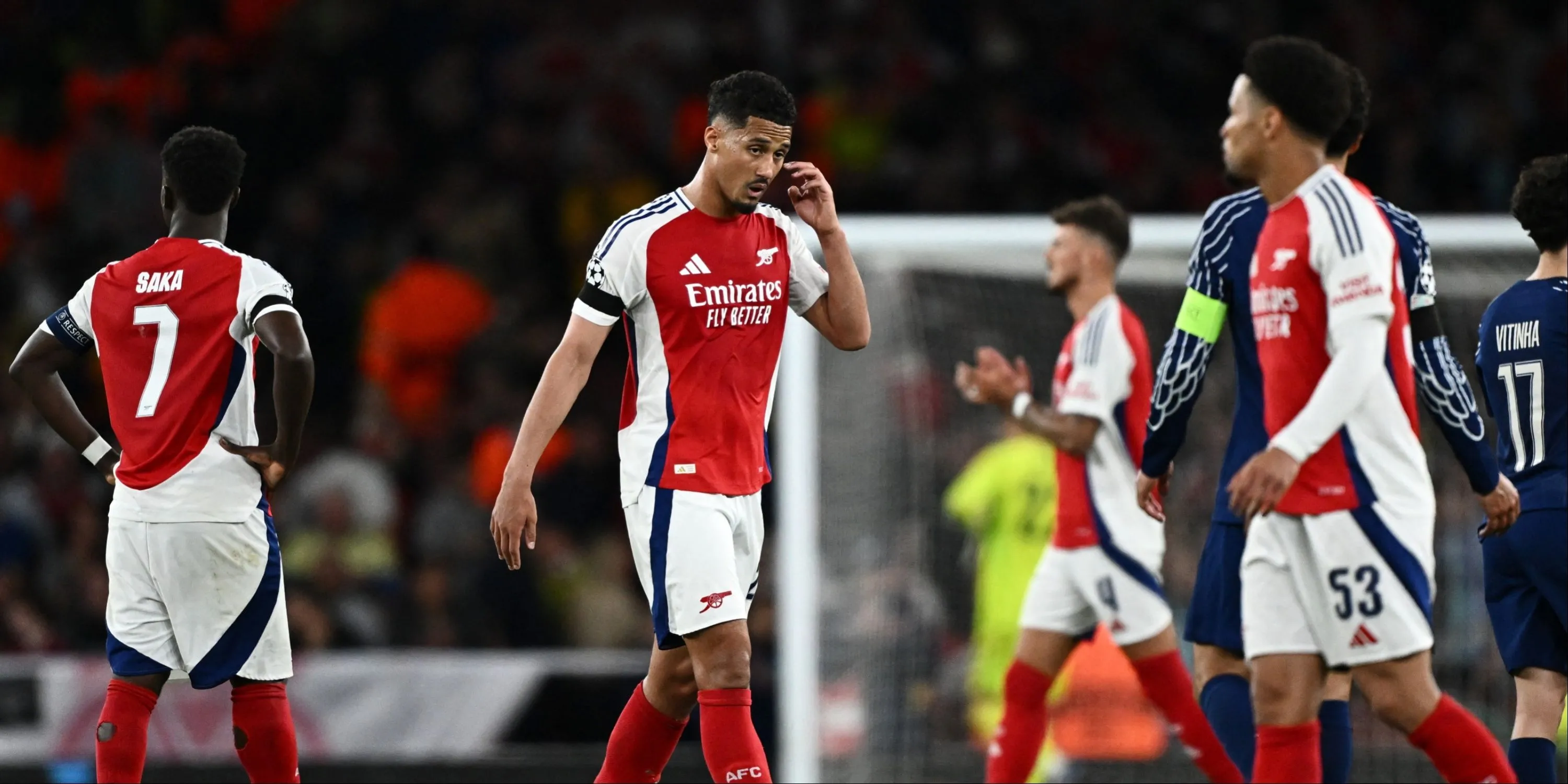 Bukayo Saka và William Saliba trong màu áo Arsenal đối đầu PSG