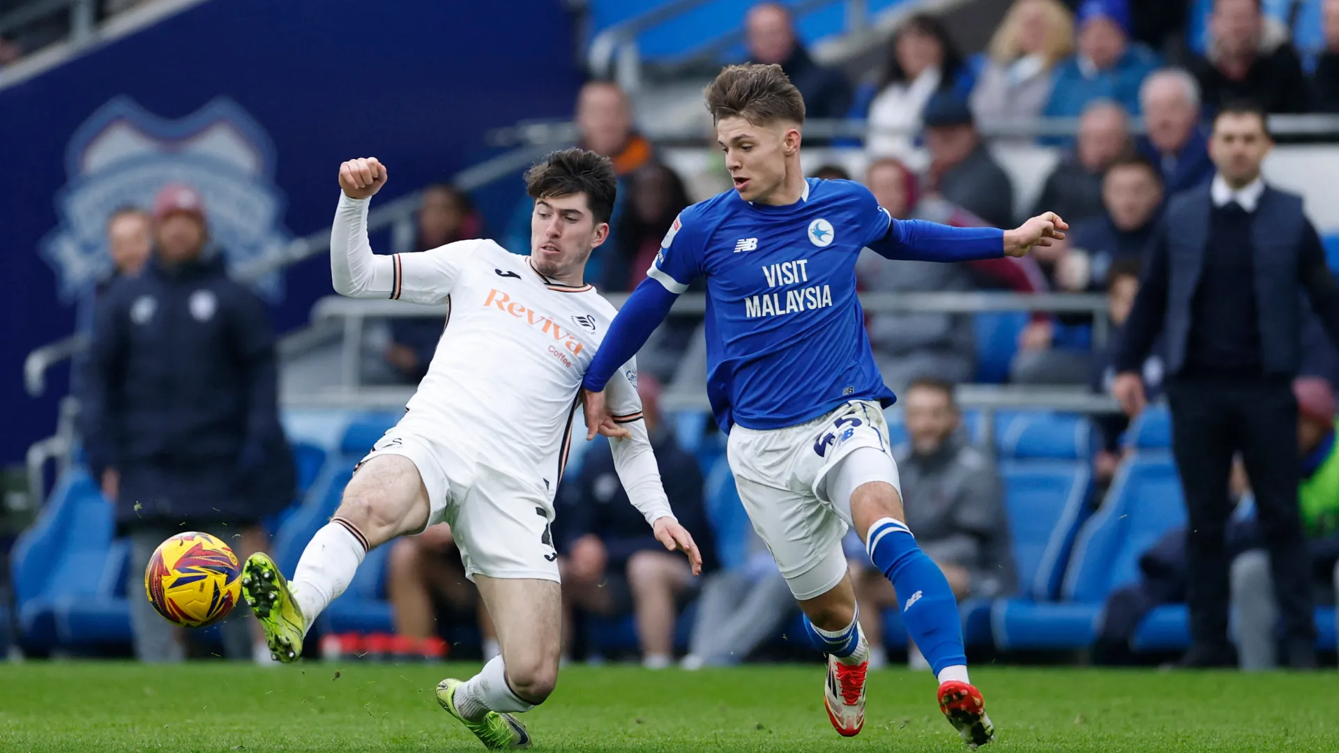 Cầu thủ Cian Ashford của Cardiff City trong trận đấu