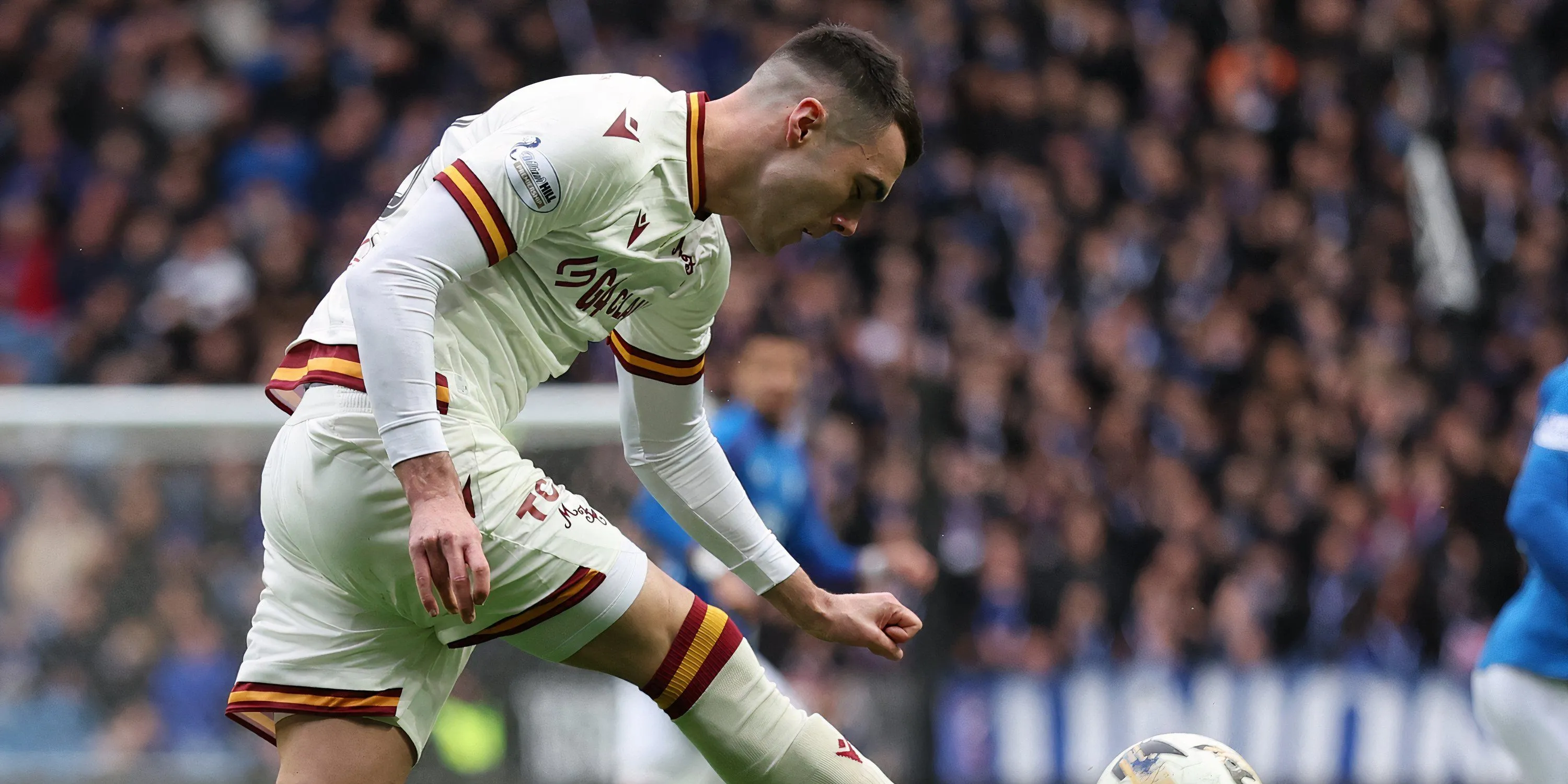 Cầu thủ trẻ Lennon Miller của Motherwell thi đấu tại giải VĐQG Scotland