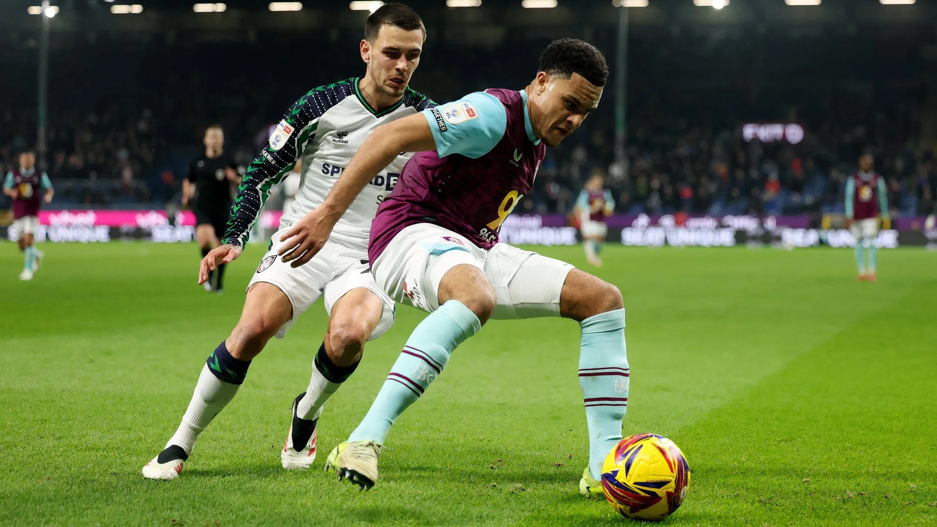 CJ Egan-Riley thi đấu cho Burnley tại Championship.
