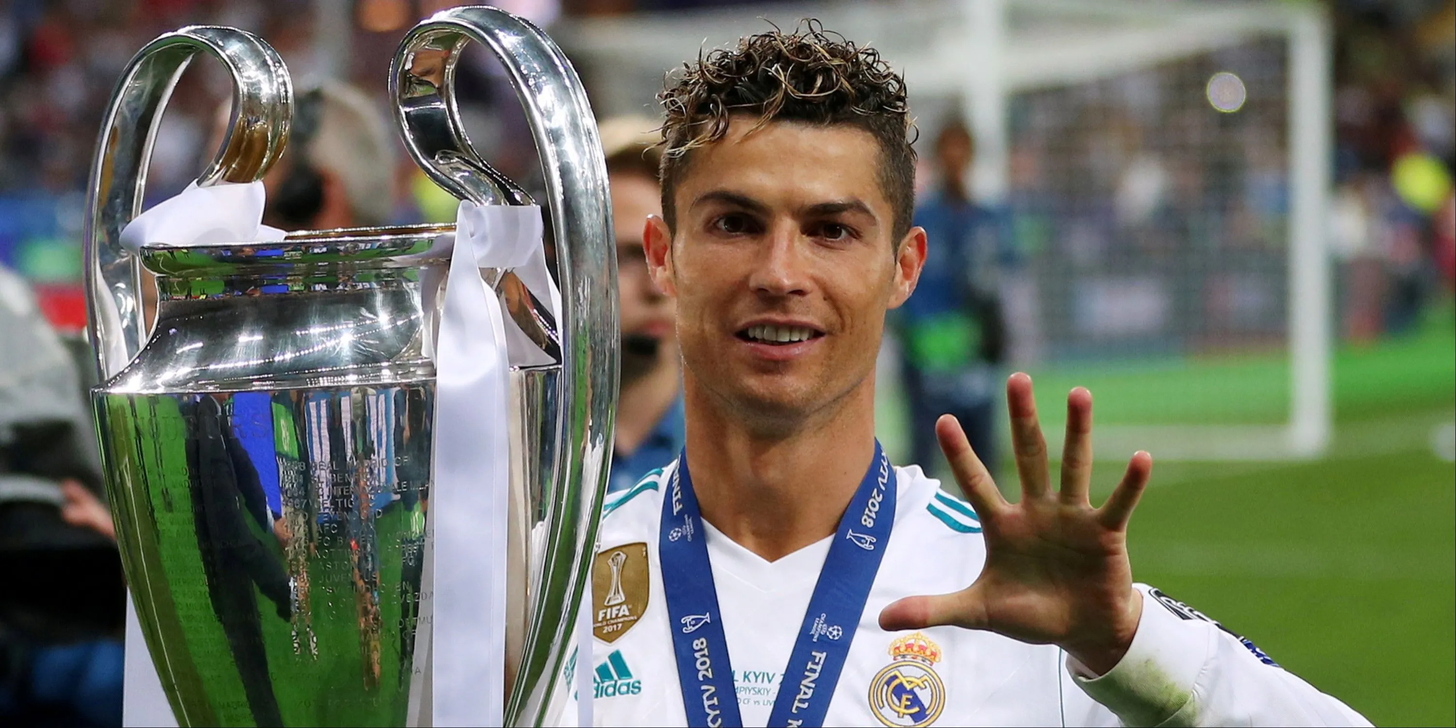 Cristiano Ronaldo cùng chiếc cúp Champions League danh giá với Real Madrid