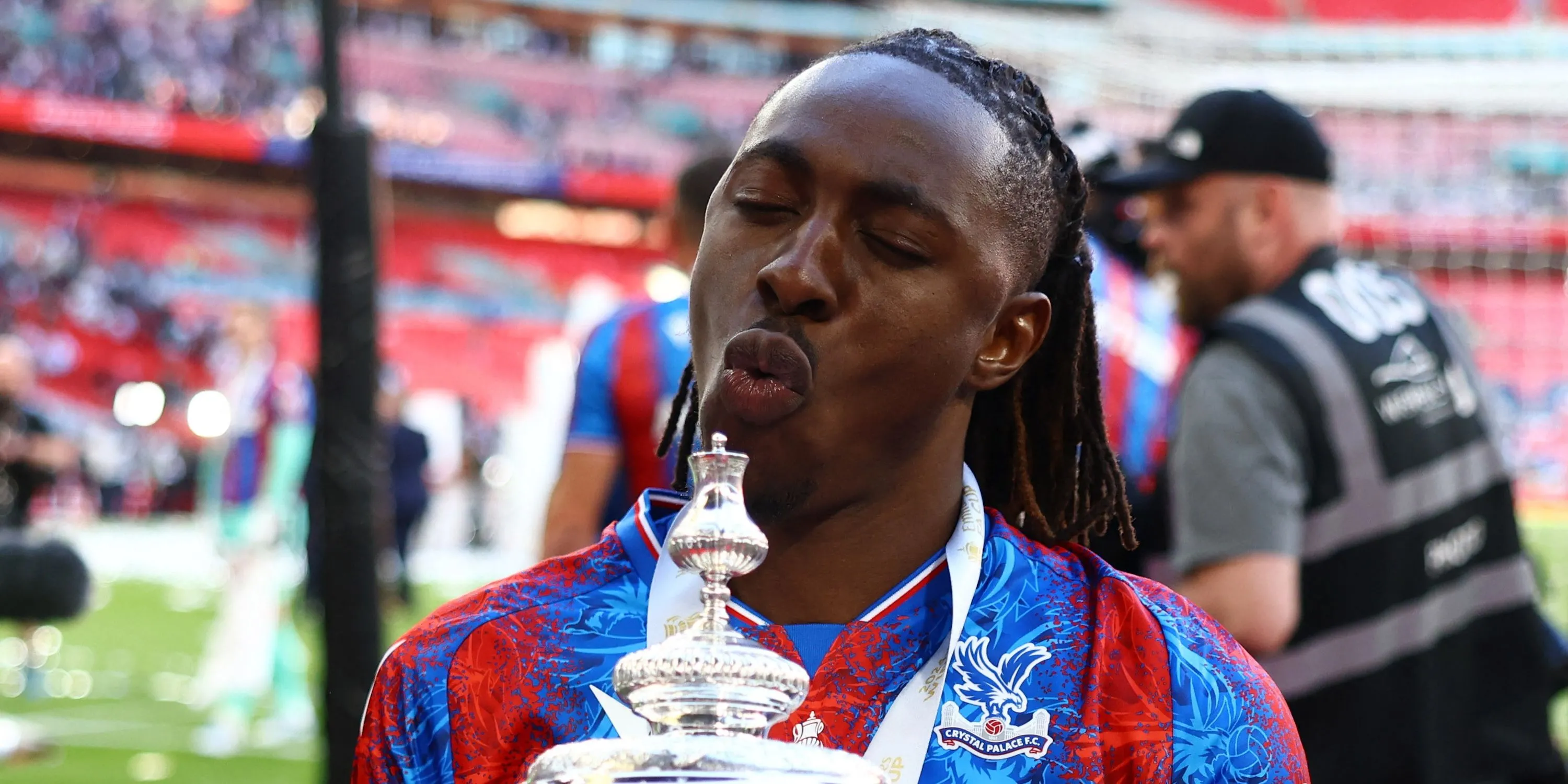 Eberechi Eze ăn mừng chức vô địch FA Cup cùng Crystal Palace, một mục tiêu liên kết với Arsenal.