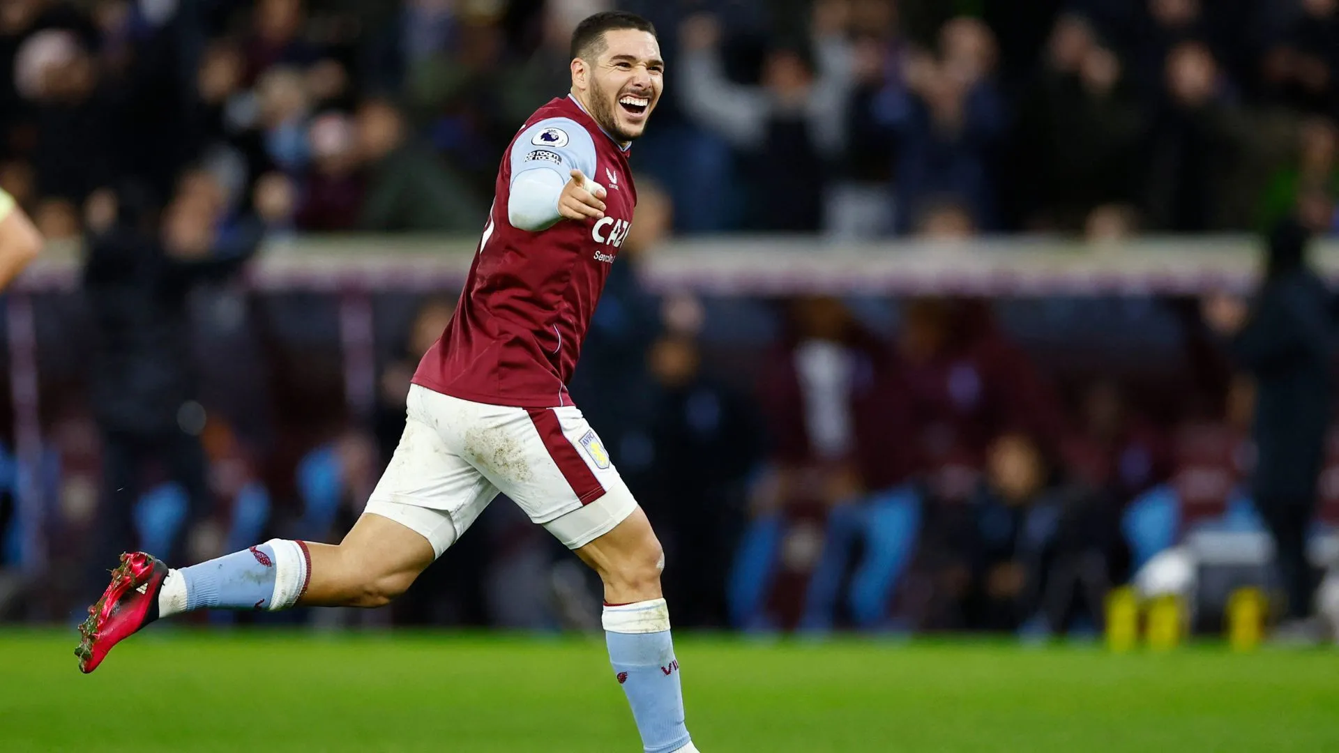 Emi Buendia thi đấu cho Aston Villa trước chấn thương, mục tiêu tiềm năng của Leeds