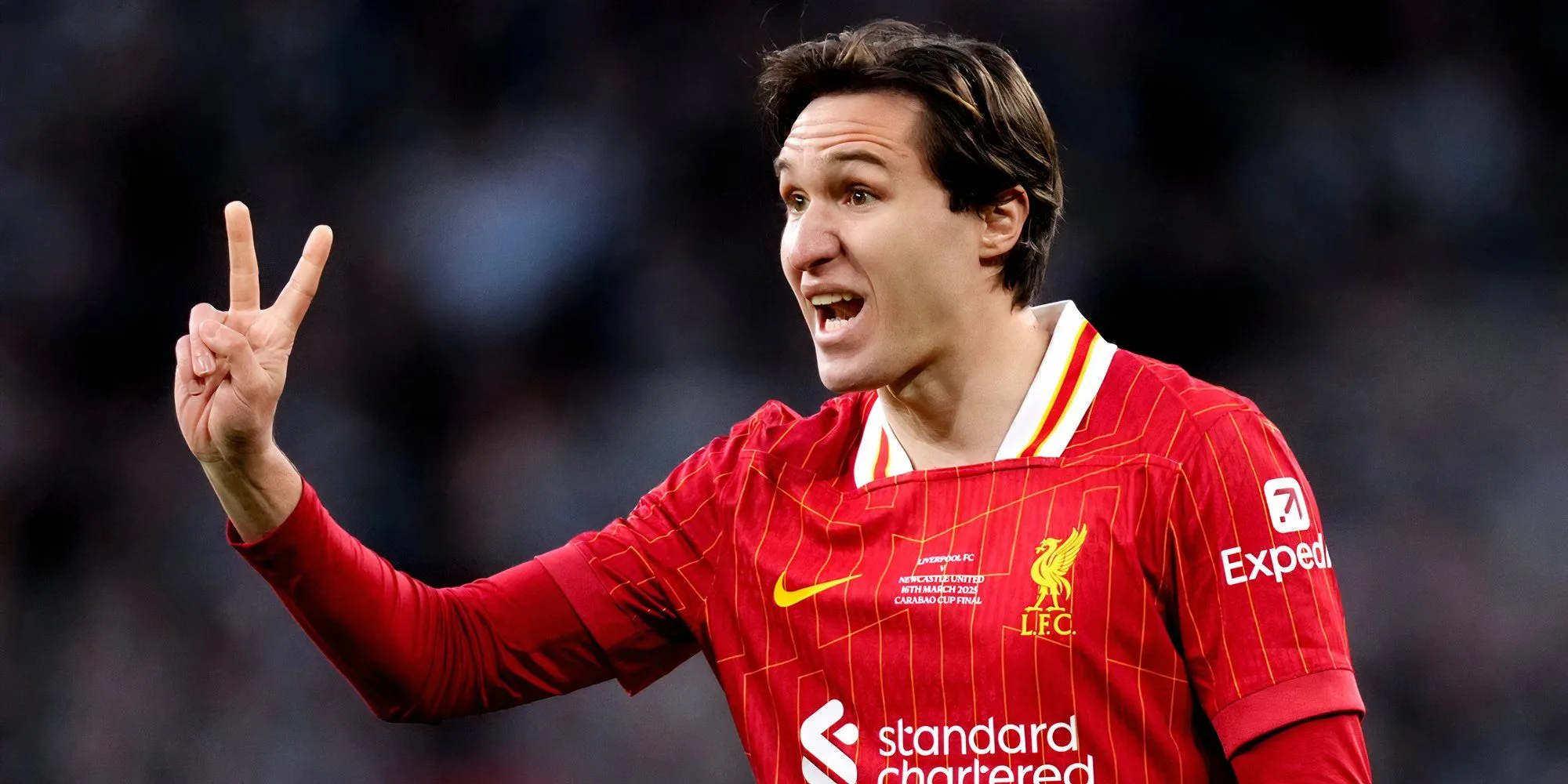 Federico Chiesa trên băng ghế dự bị của Liverpool