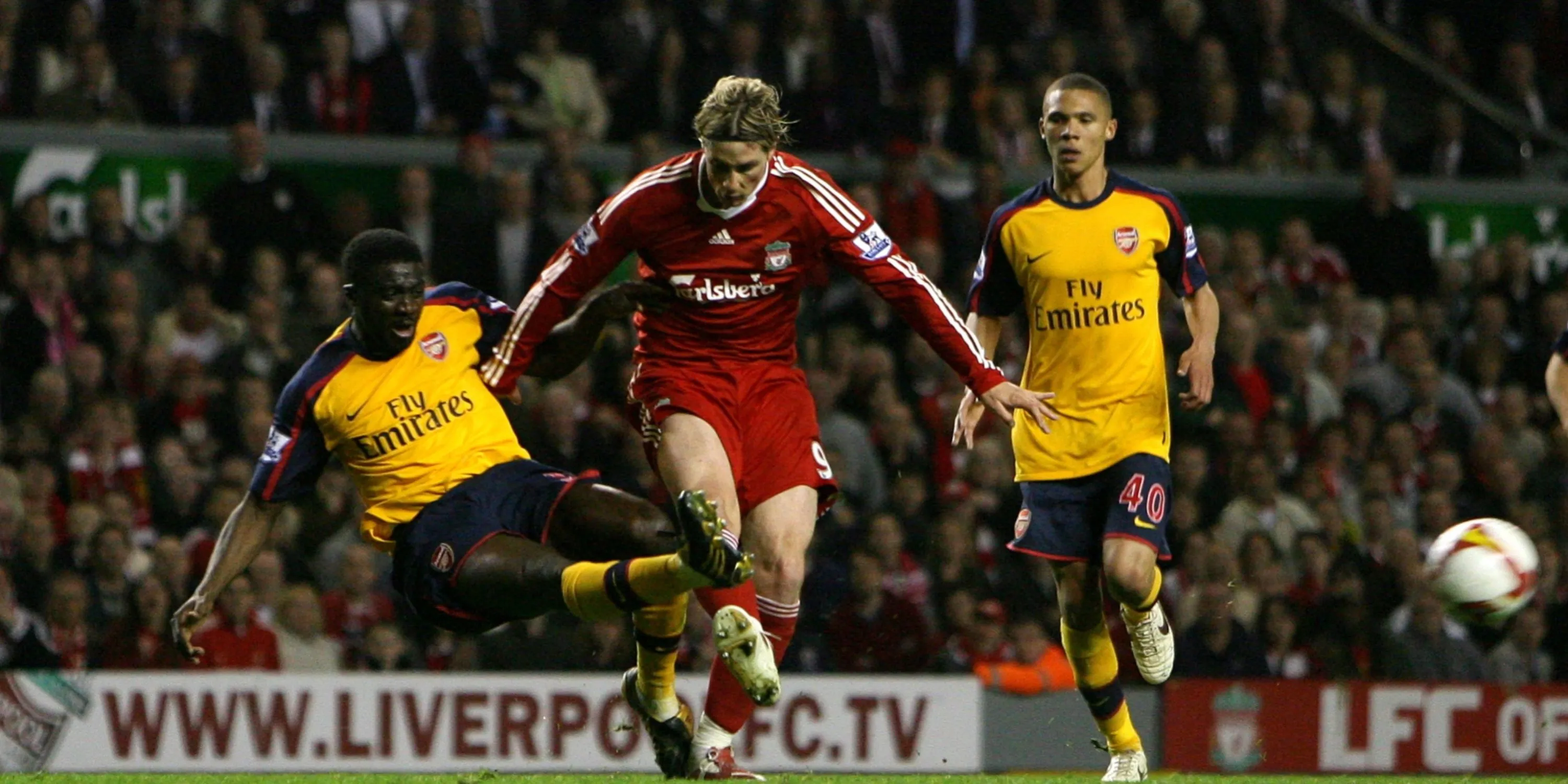Fernando Torres của Liverpool đối mặt Kolo Toure của Arsenal