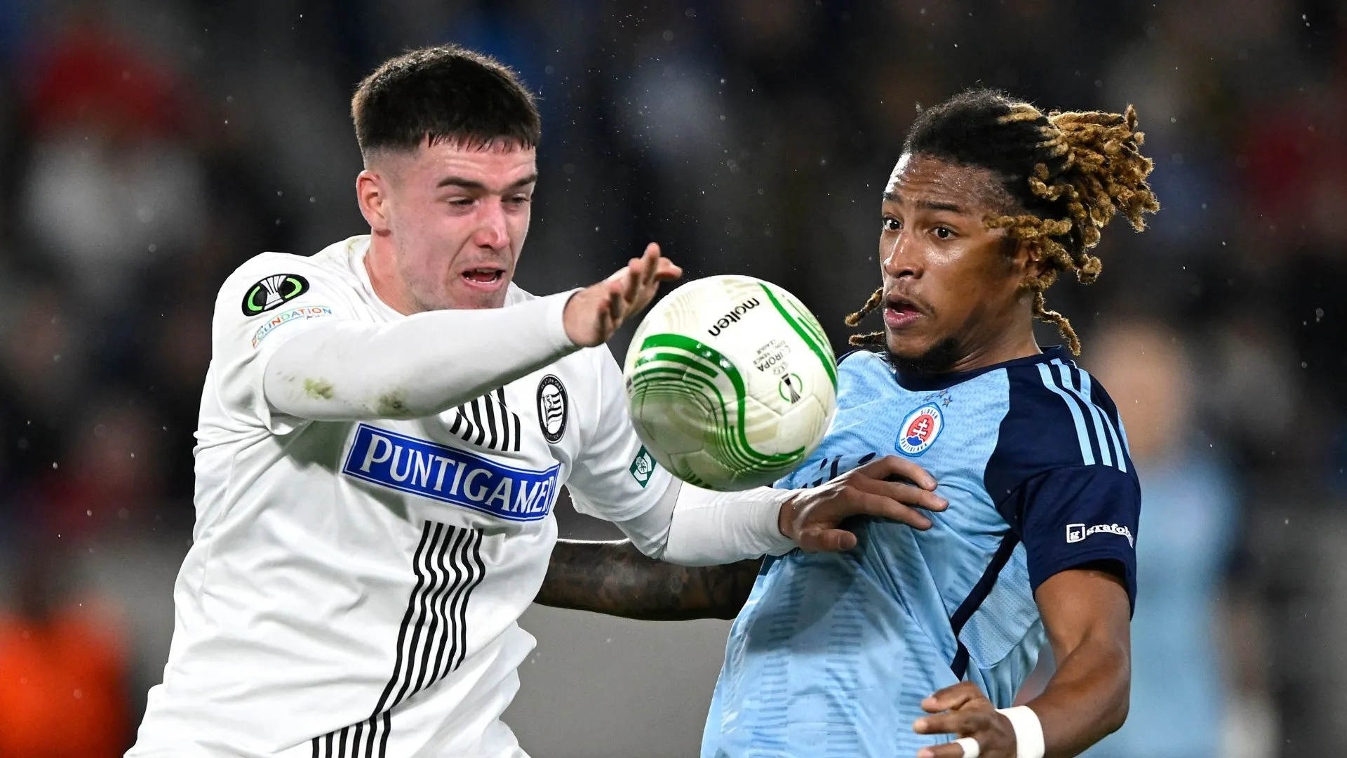 Hậu vệ cánh Max Johnston của Sturm Graz thi đấu