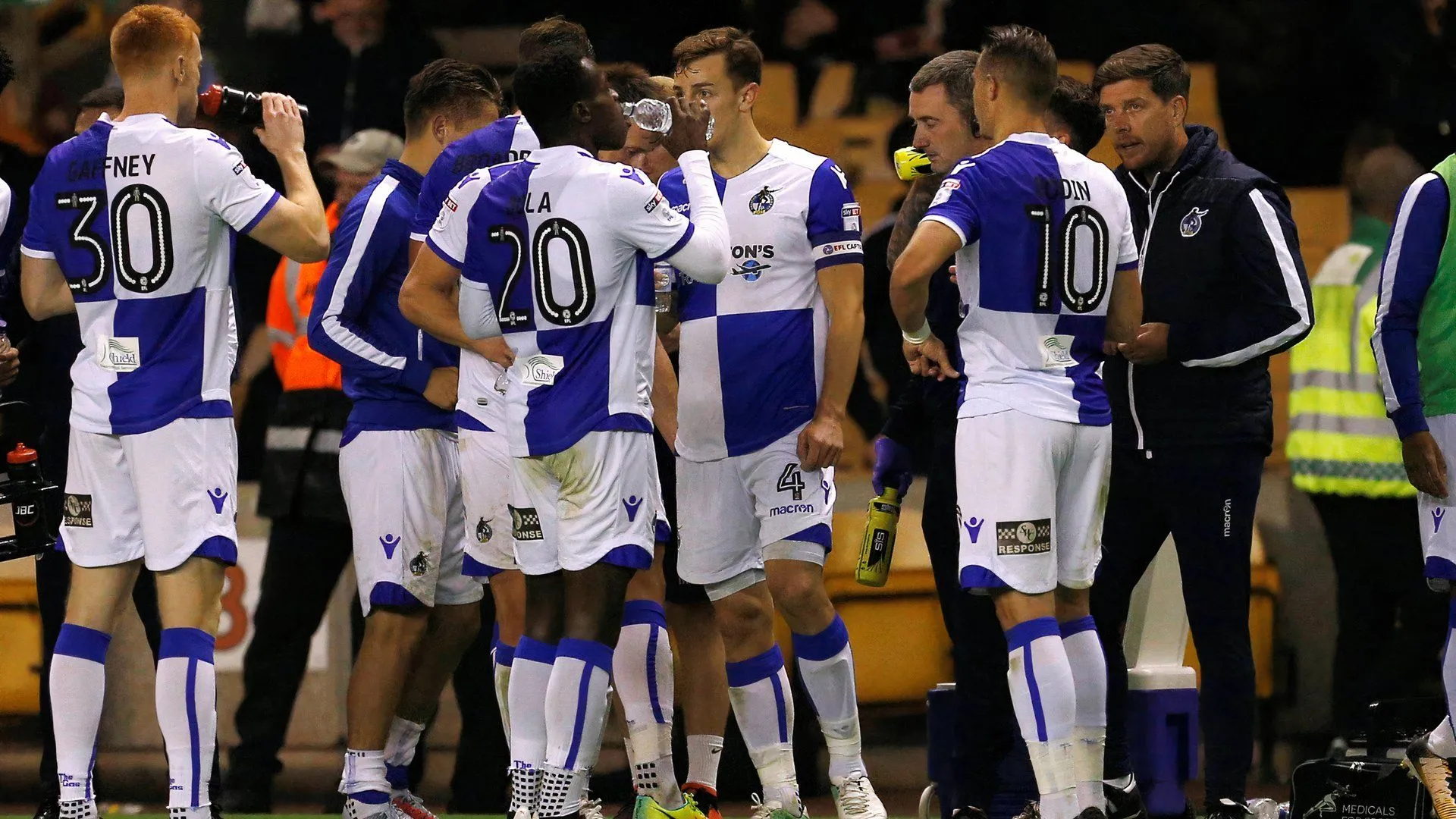 HLV Darrell Clarke trên sân chỉ đạo Bristol Rovers trong trận gặp Wolves tại League Cup