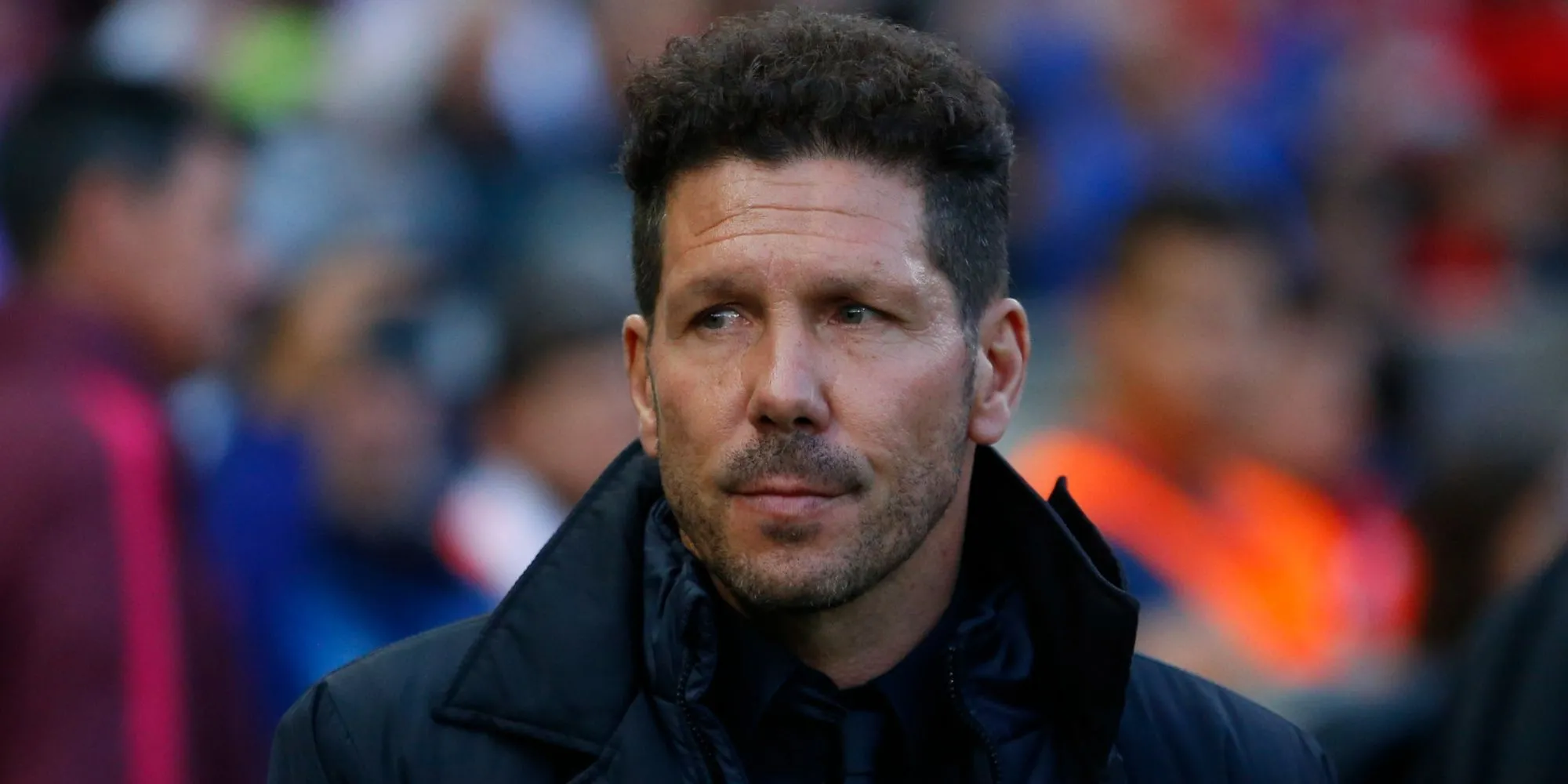HLV Diego Simeone trên đường biên chỉ đạo