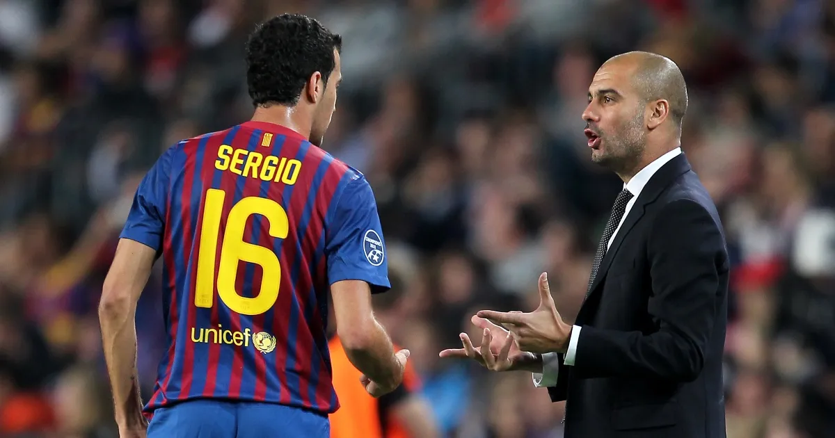 HLV Pep Guardiola chỉ đạo Sergio Busquets