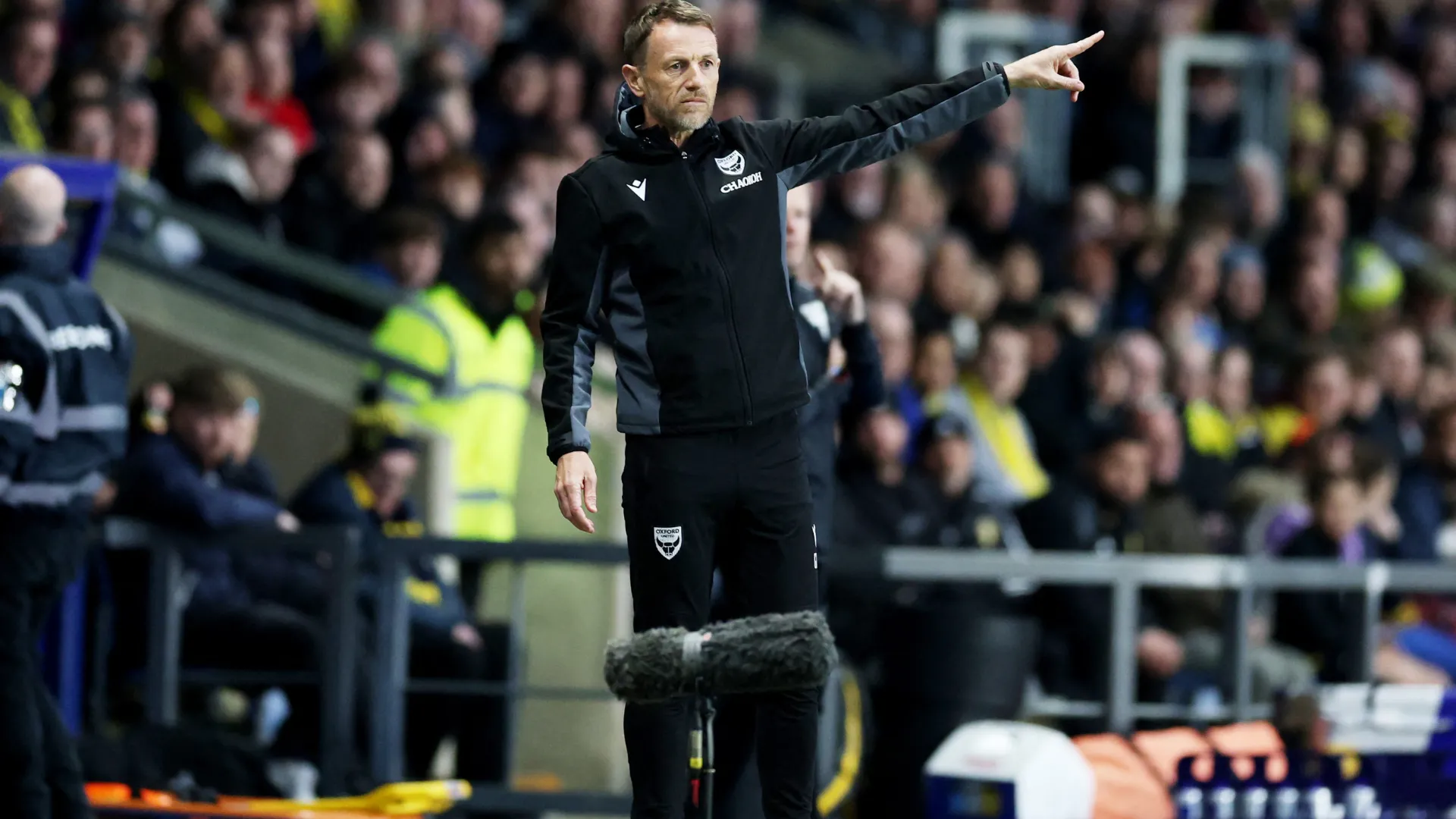 Huấn luyện viên Gary Rowett của Oxford United, người dẫn dắt Alex Matos