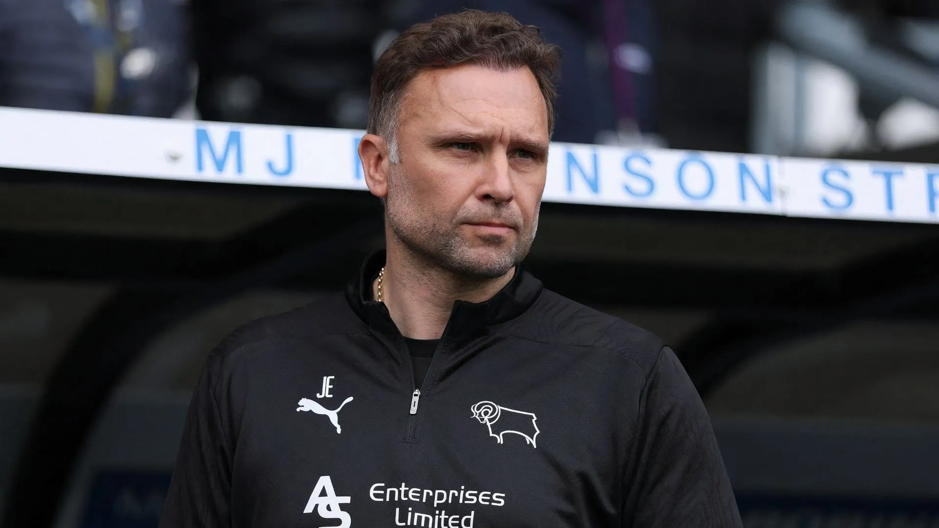 Huấn luyện viên John Eustace chỉ đạo trên sân cho Derby County.