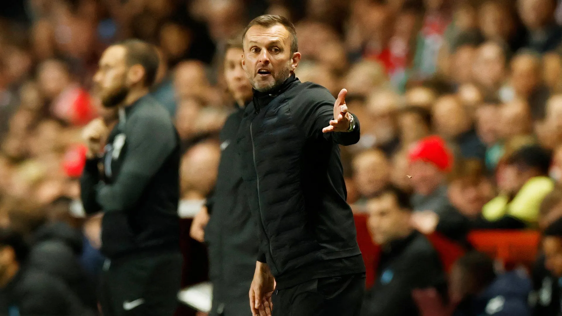 Huấn luyện viên Nathan Jones, người được liên hệ với Cardiff City