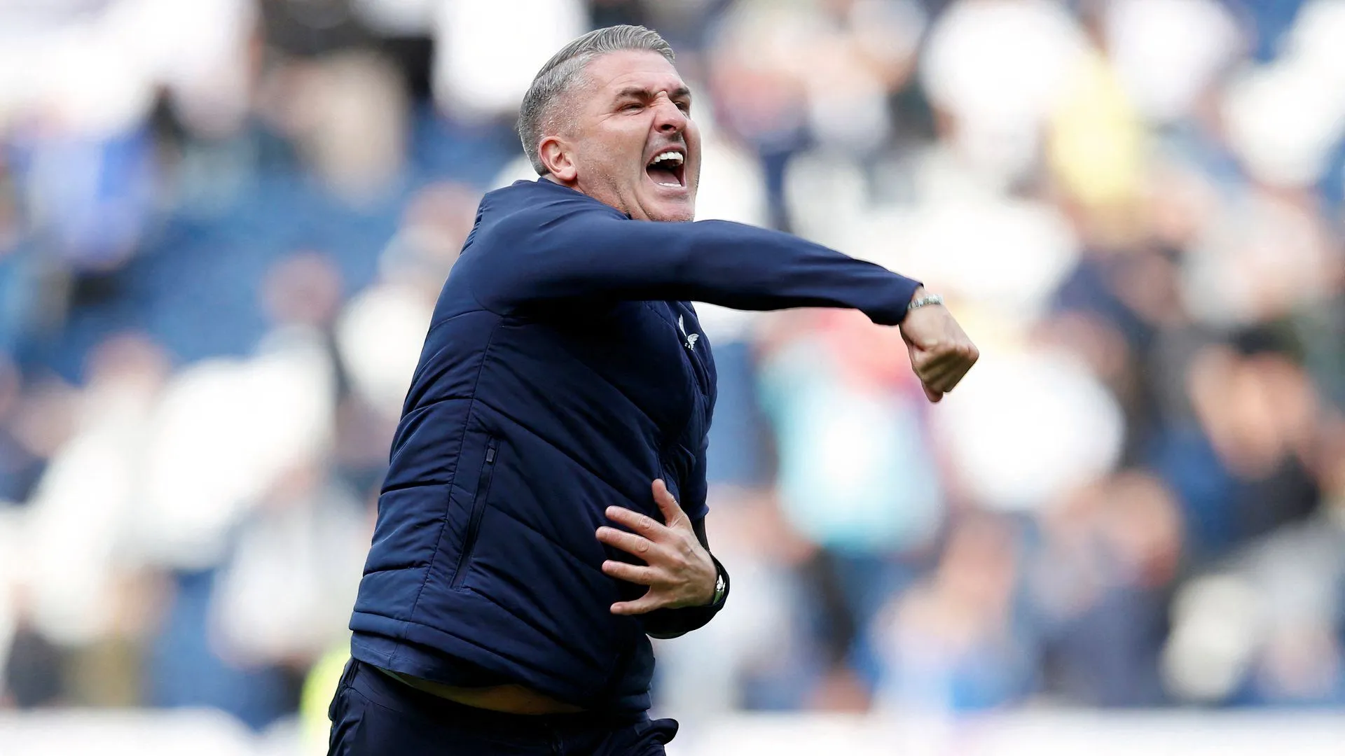 Huấn luyện viên trưởng Wigan Athletic Ryan Lowe ăn mừng trên sân