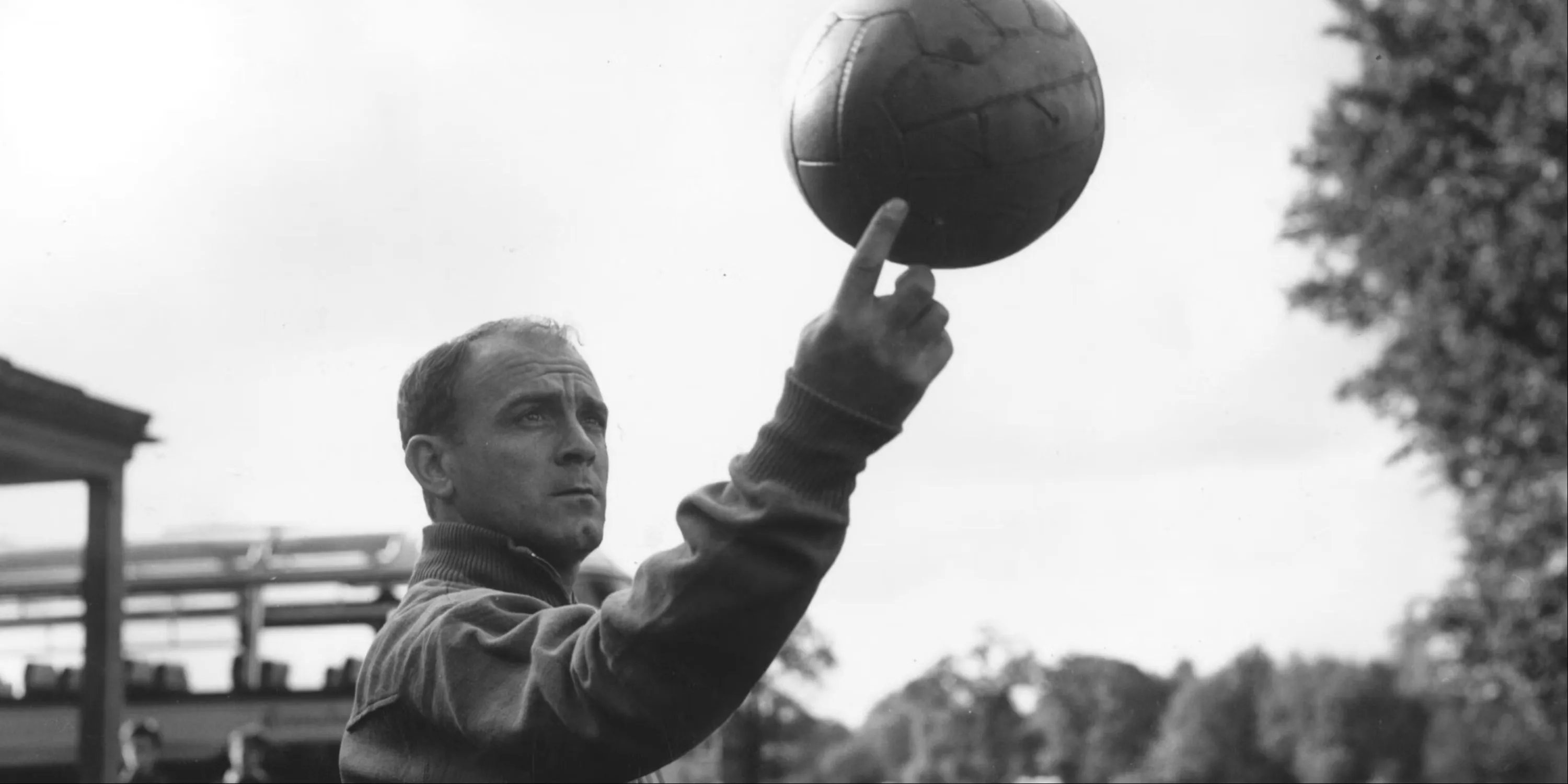 Huyền thoại Alfredo Di Stéfano với trái bóng - biểu tượng của Real Madrid