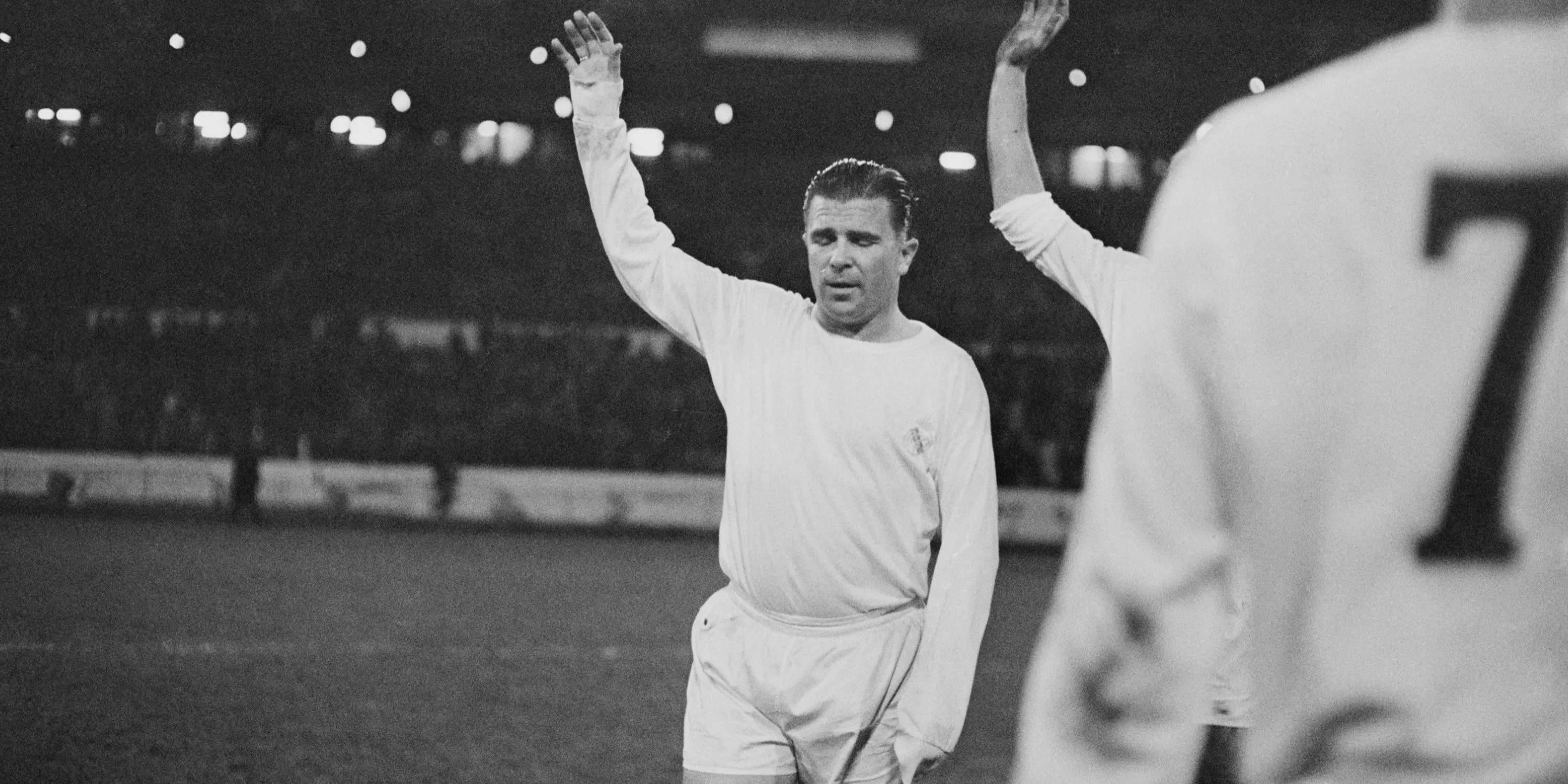 Huyền thoại Real Madrid Ferenc Puskas vẫy tay chào người hâm mộ