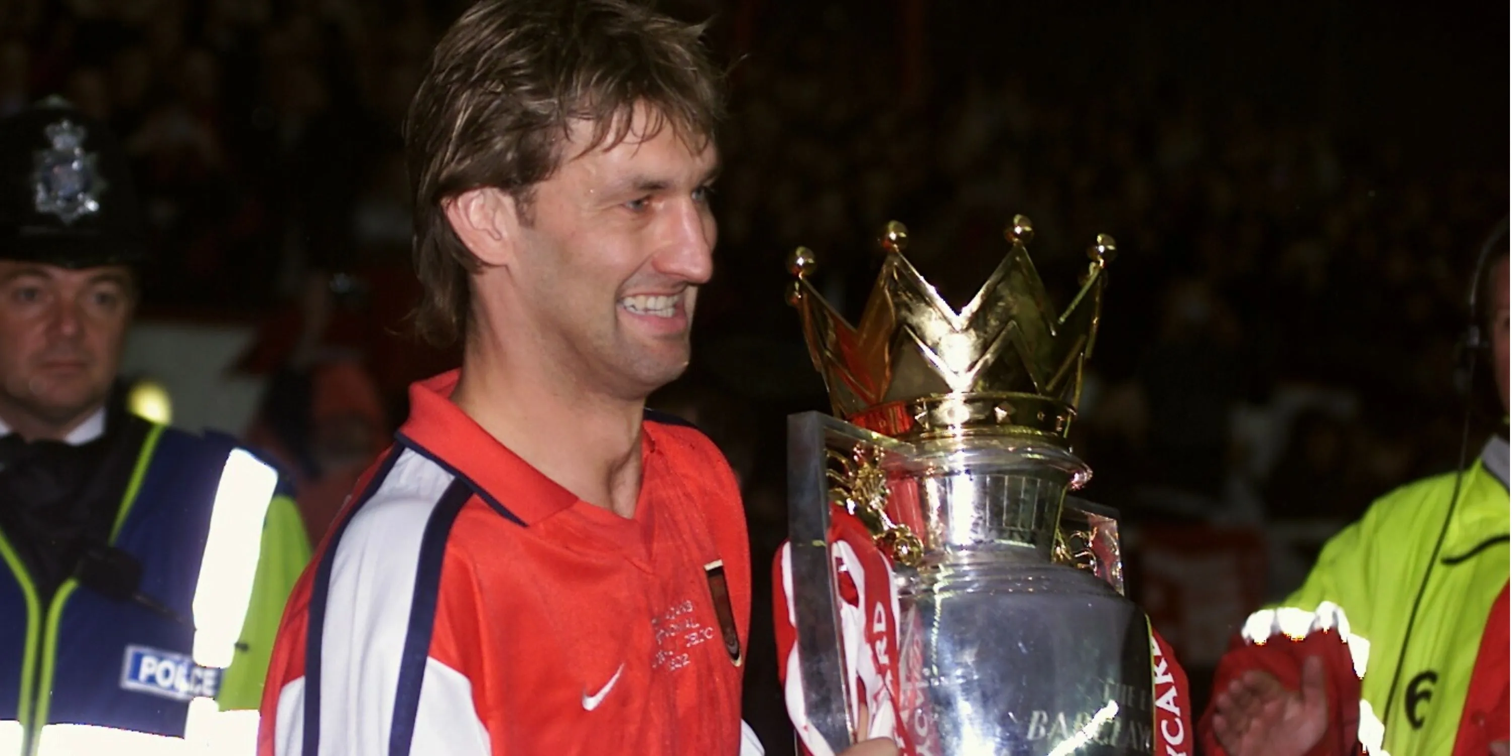 Huyền thoại Tony Adams với băng đội trưởng Arsenal