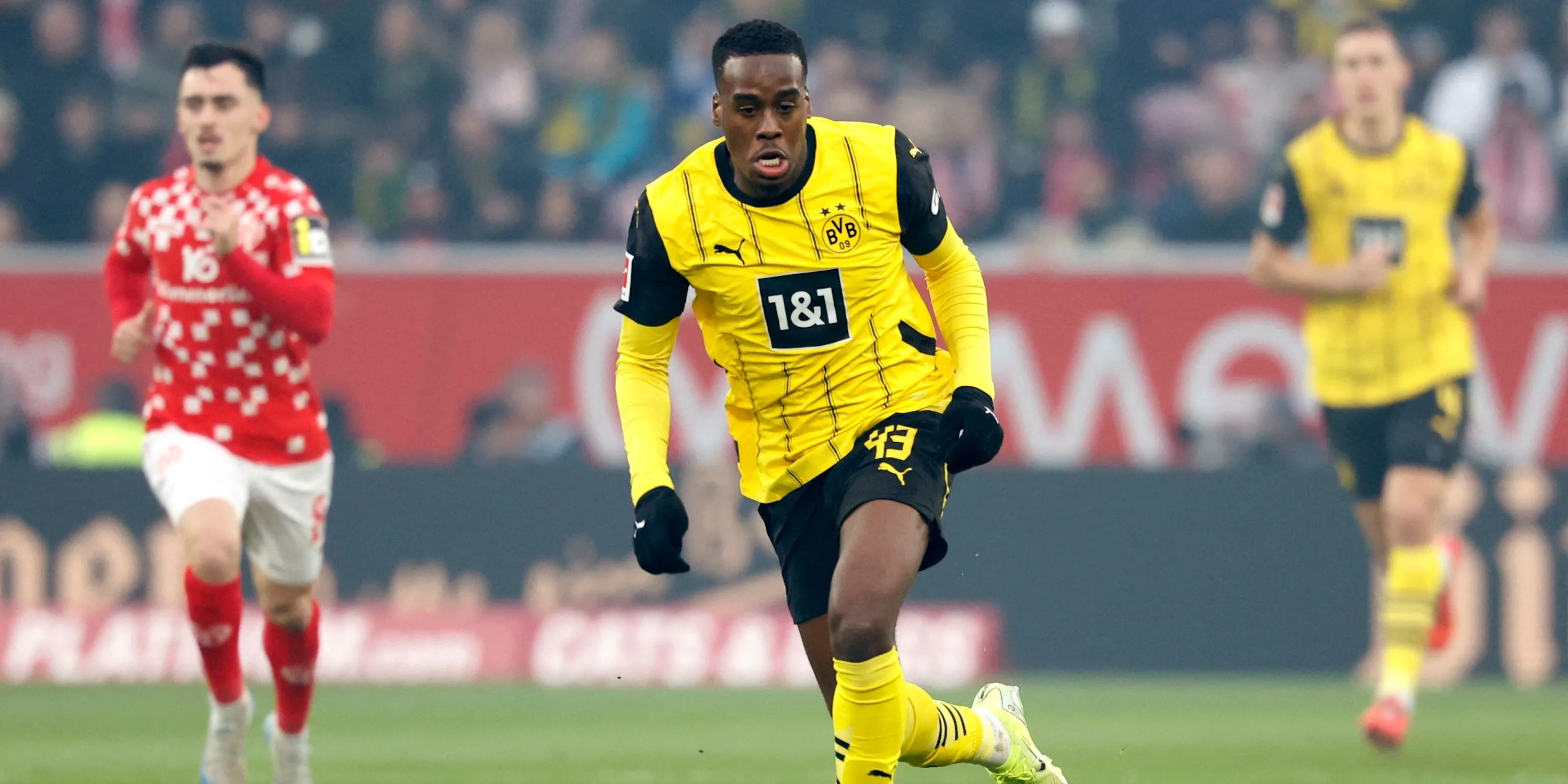 Jamie Bynoe-Gittens thi đấu cho Borussia Dortmund