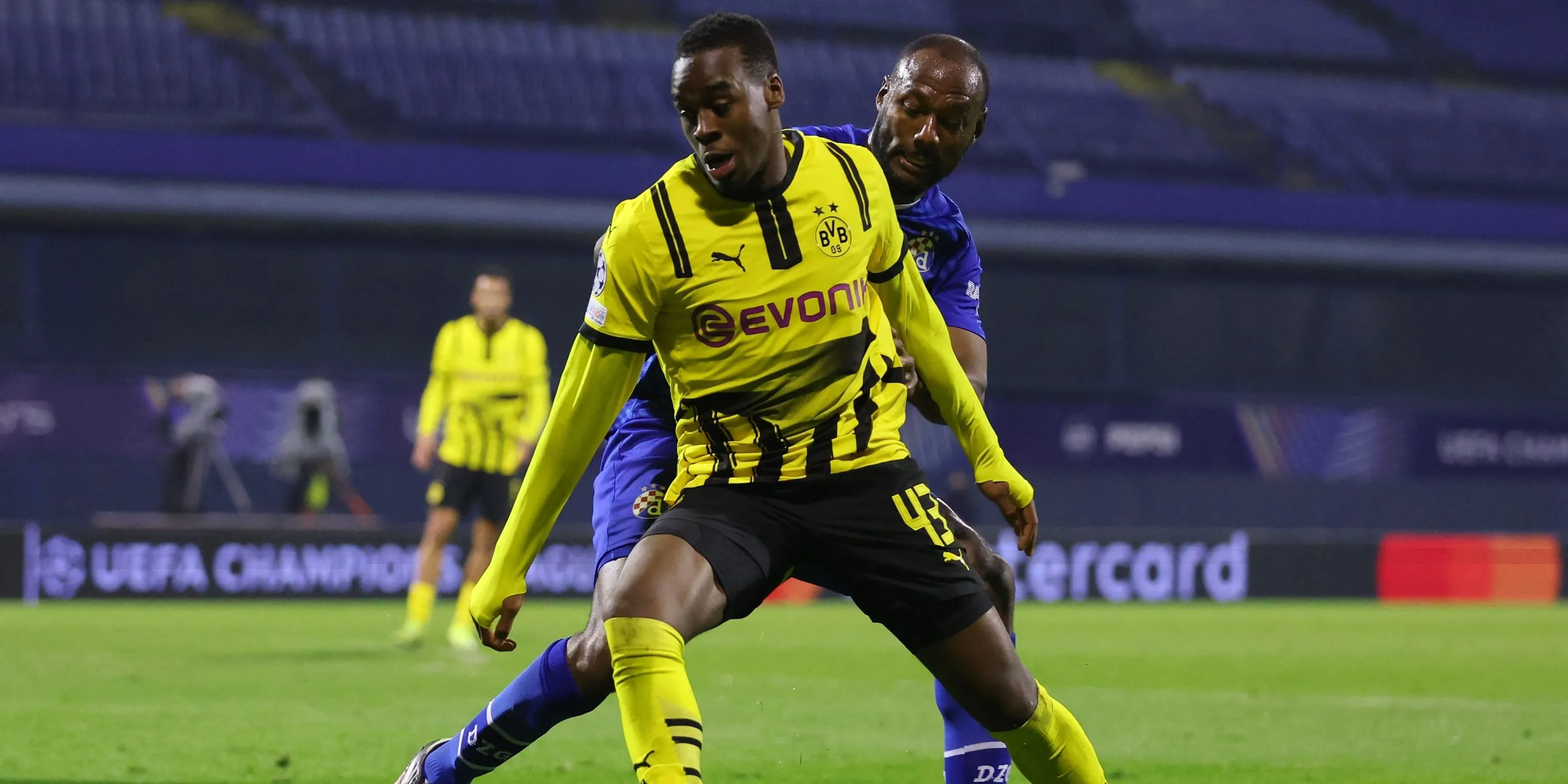 Jamie Bynoe-Gittens tranh chấp bóng quyết liệt trong trận đấu của Dortmund