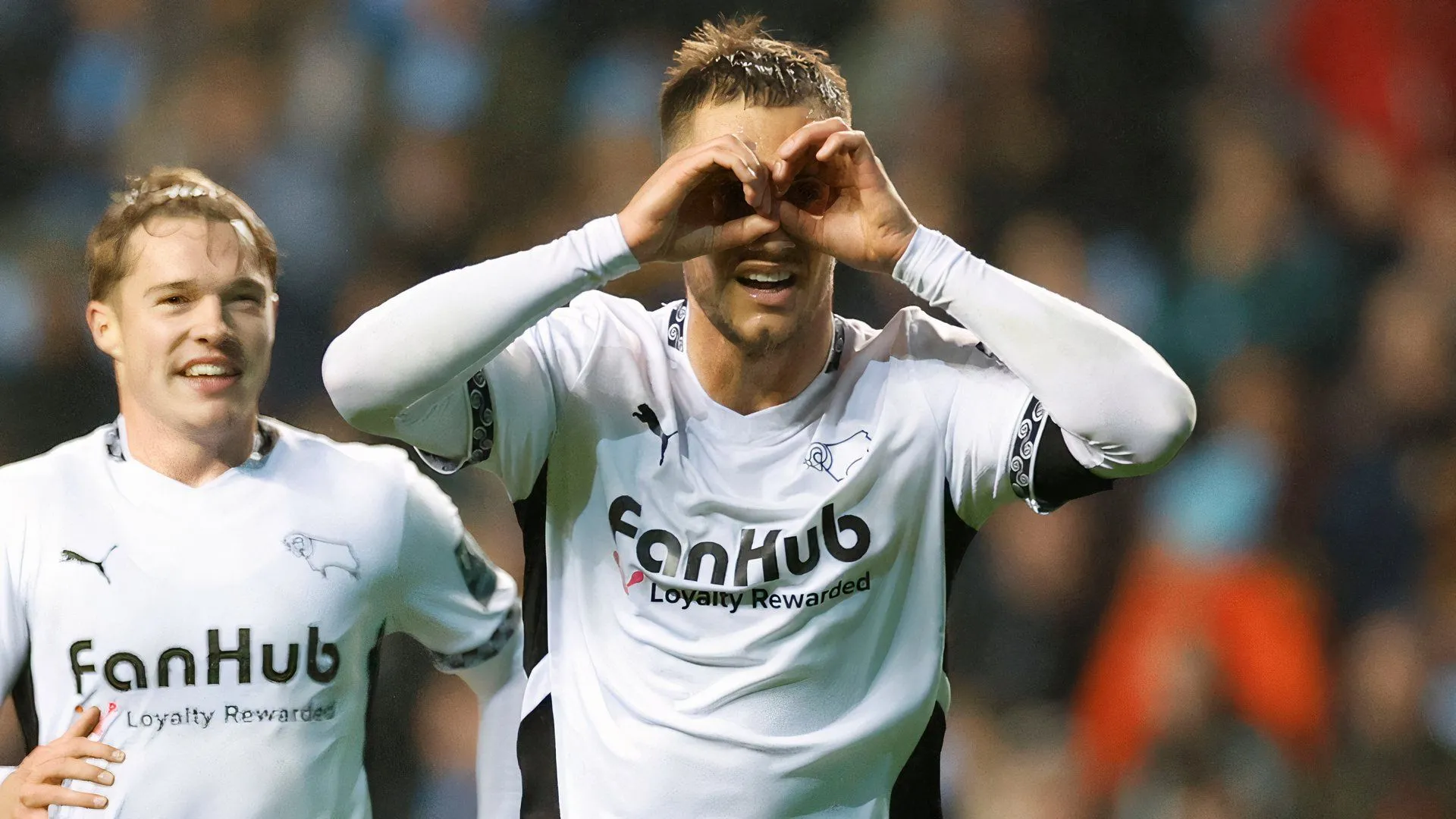 Jerry Yates ăn mừng bàn thắng trong màu áo Derby County