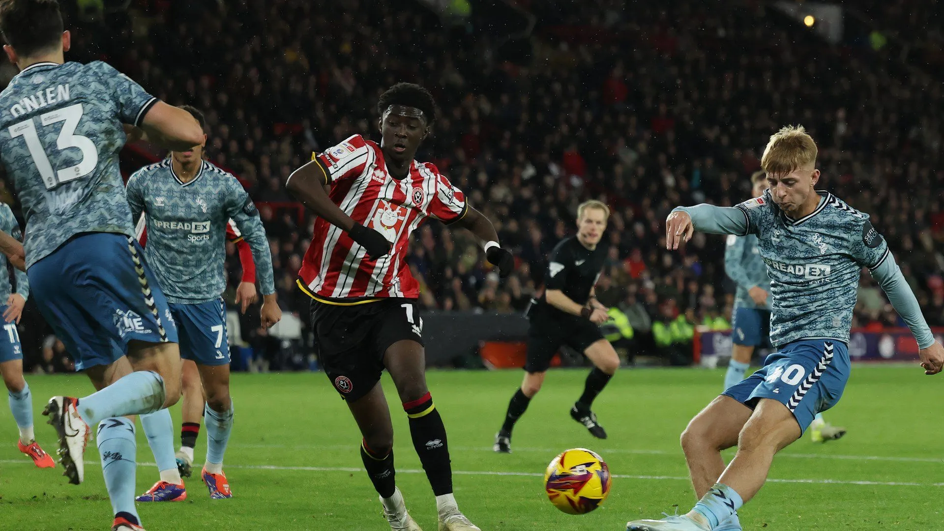 Jesurun Rak-Sakyi tranh chấp bóng trong trận Sheffield United gặp Sunderland