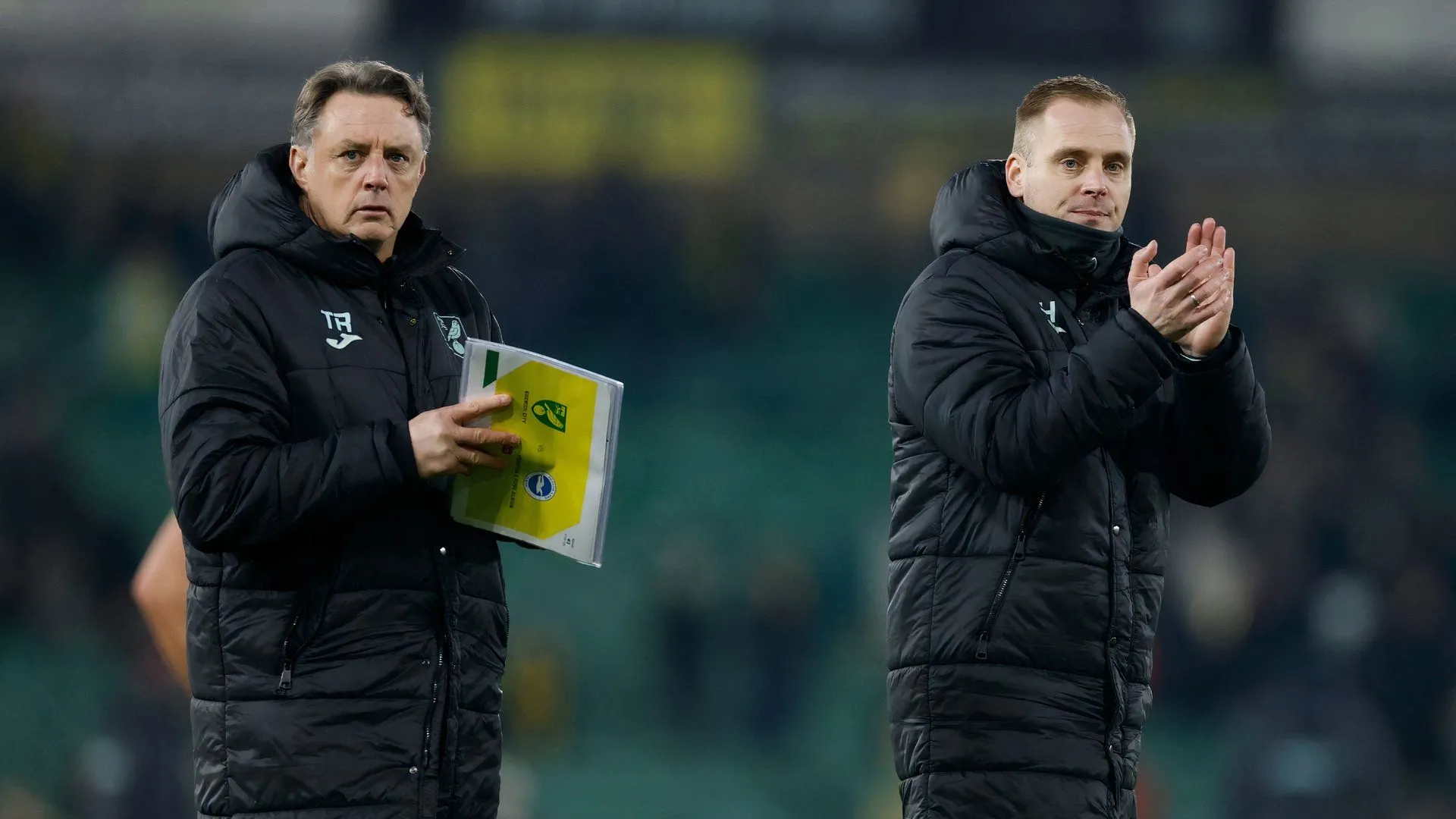 Johannes Hoff Thorup vỗ tay cảm ơn CĐV Norwich City