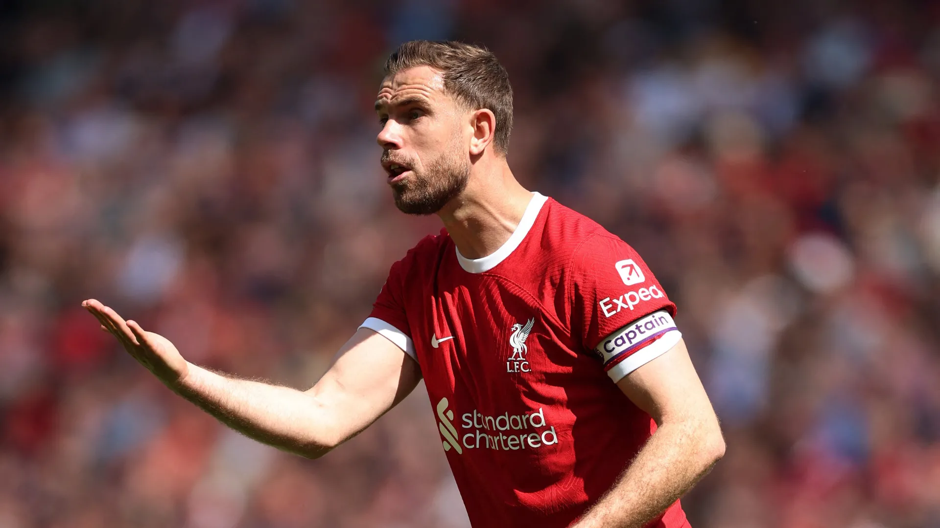 Jordan Henderson đeo băng đội trưởng, thể hiện vai trò thủ lĩnh