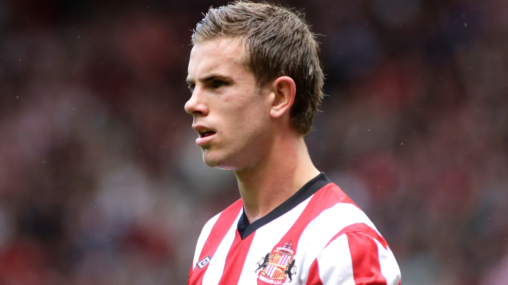 Jordan Henderson trong một pha bóng quyết định trên sân