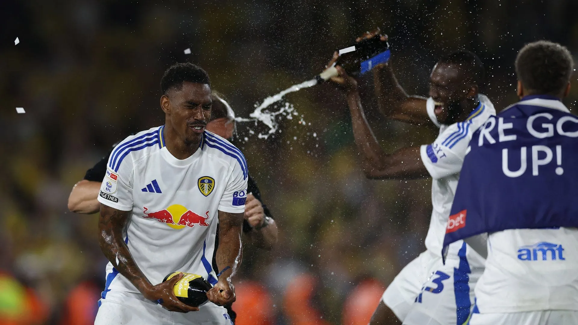 Junior Firpo ăn mừng tại sân Elland Road