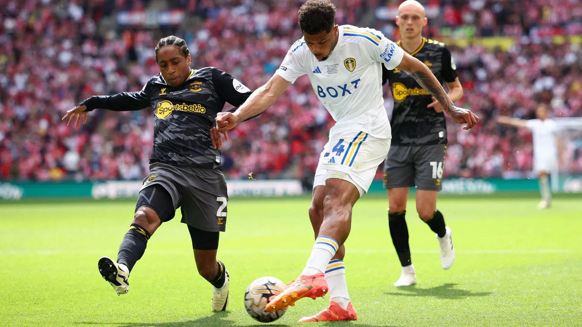 Kyle Walker-Peters (Southampton) và Georginio Rutter (Leeds) trong một pha tranh chấp