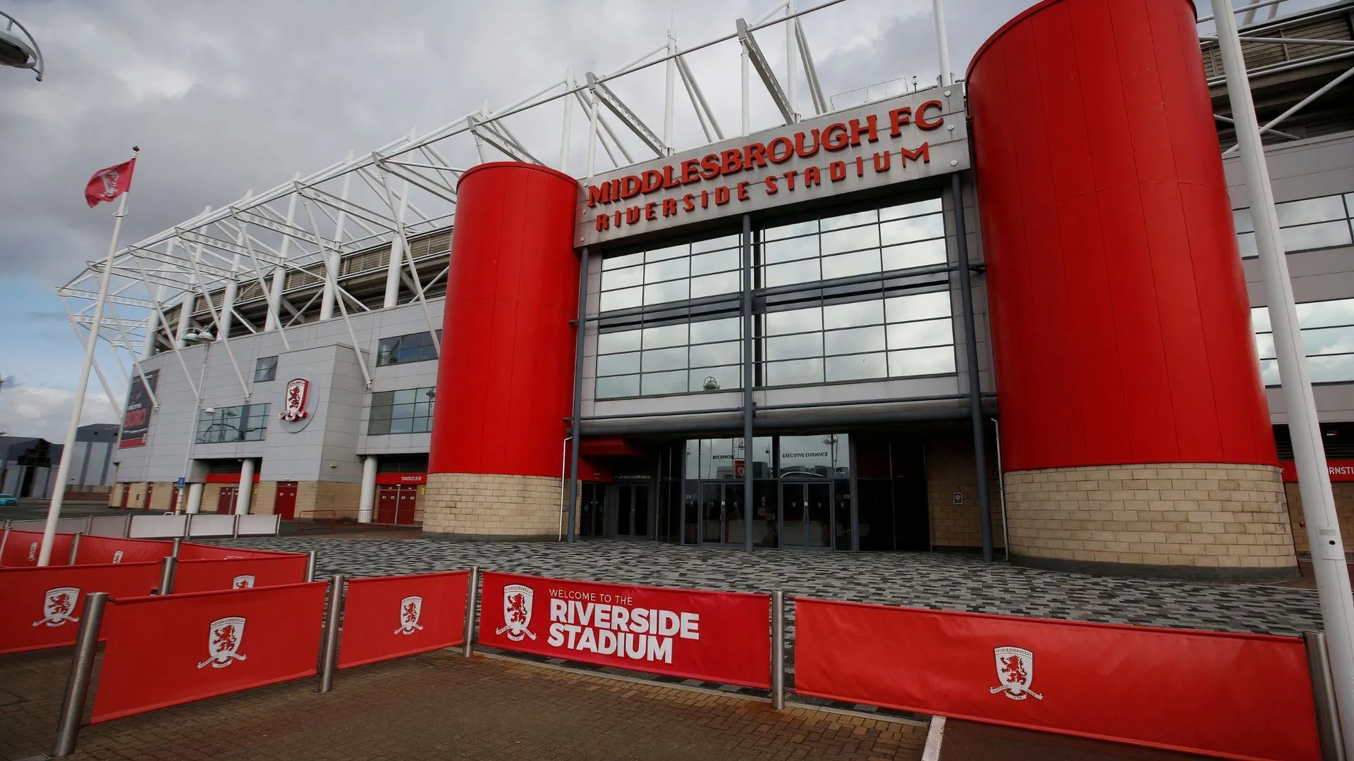 Logo và cầu thủ CLB Middlesbrough, nơi ươm mầm tài năng trẻ