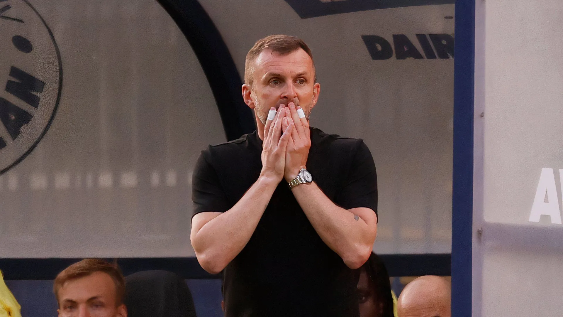 Nathan Jones chỉ đạo trận đấu Charlton v Wycombe