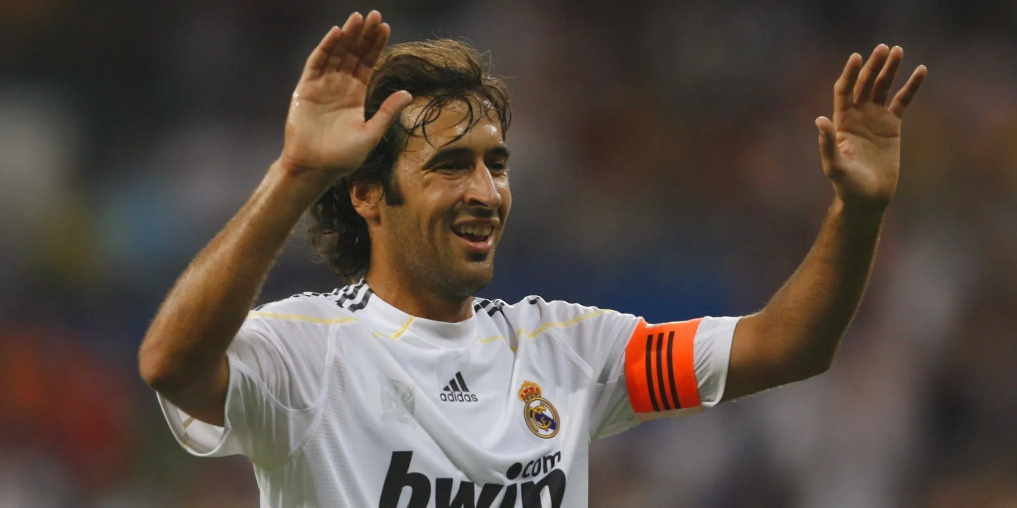 Raul Gonzalez ăn mừng bàn thắng cho Real Madrid