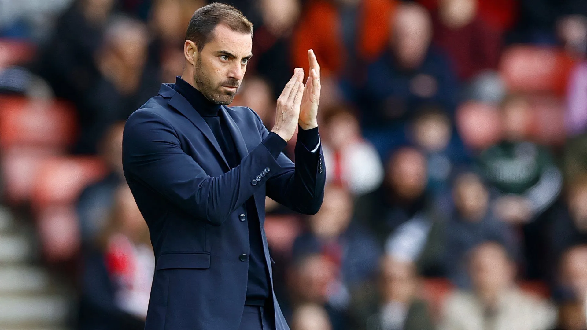 Ruben Selles vỗ tay các cầu thủ khi còn là HLV Southampton