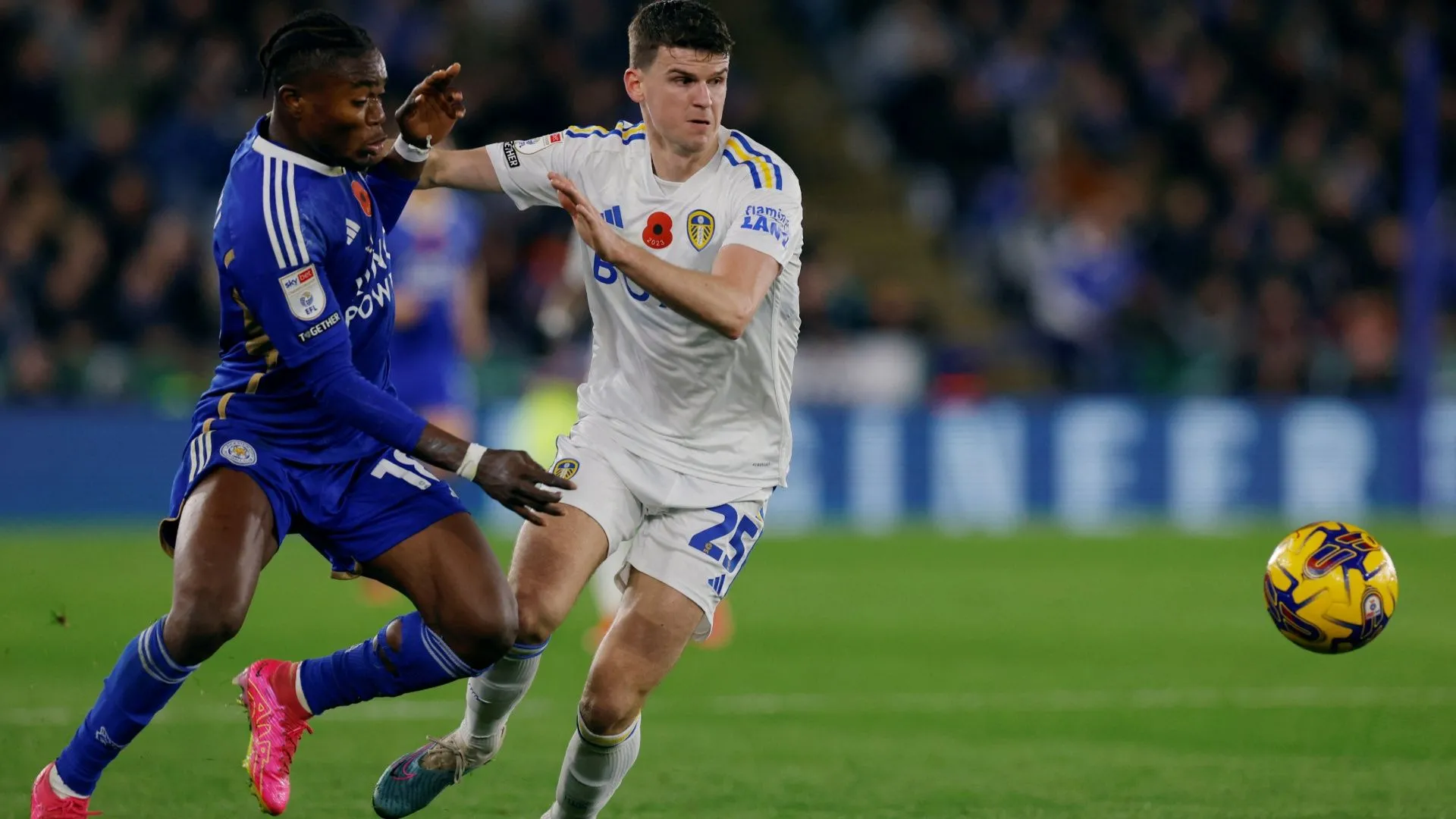 Sam Byram thi đấu ở vị trí hậu vệ cánh cho Leeds United