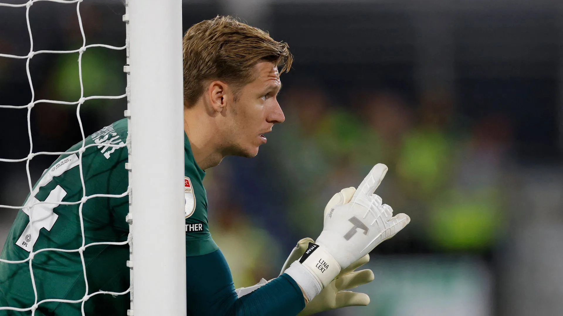 Thomas Kaminski thi đấu cho Luton Town trong trận gặp Burnley