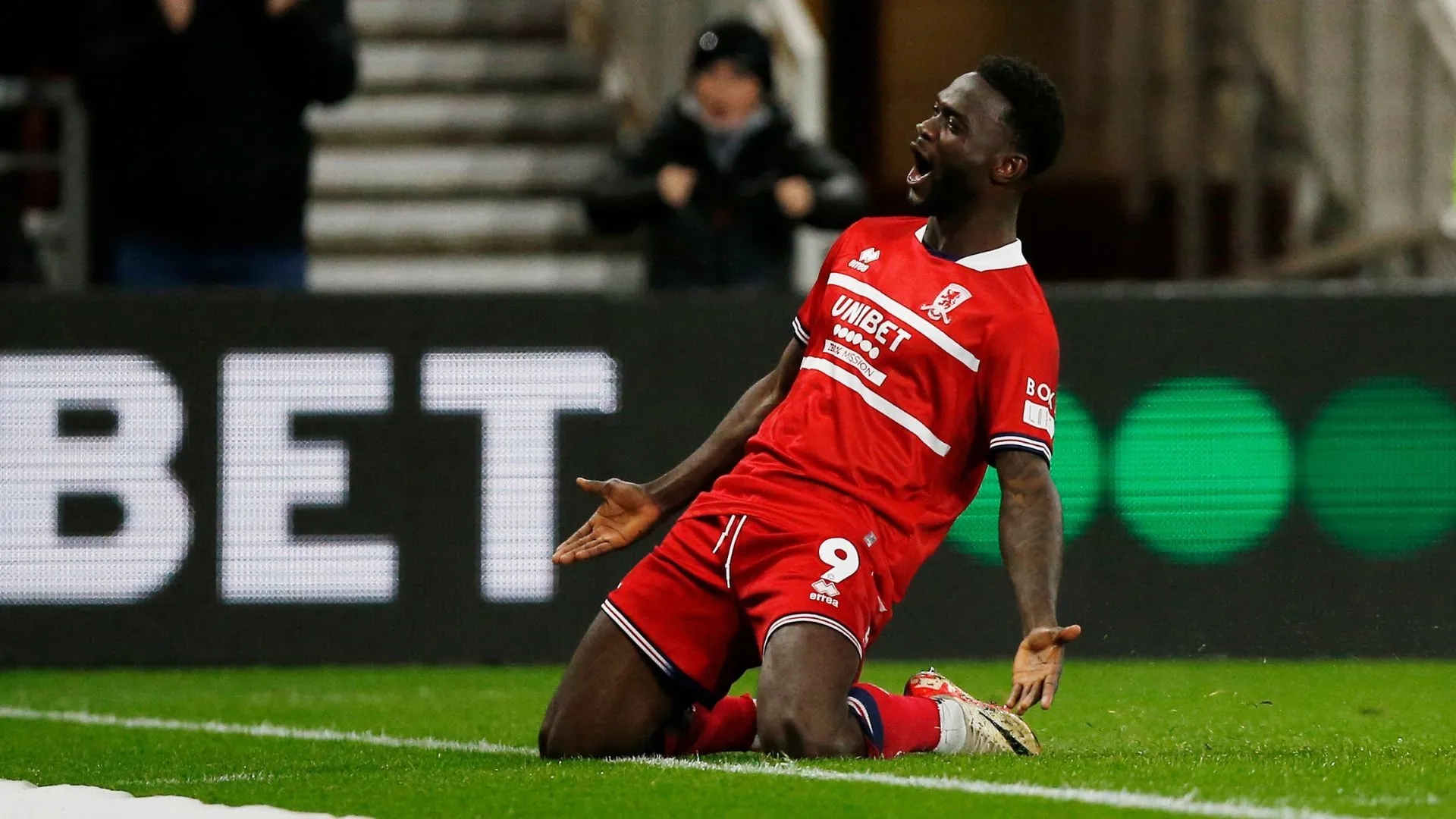 Tiền đạo Emmanuel Latte Lath thi đấu cho Middlesbrough trong trận gặp Leeds United tại Championship