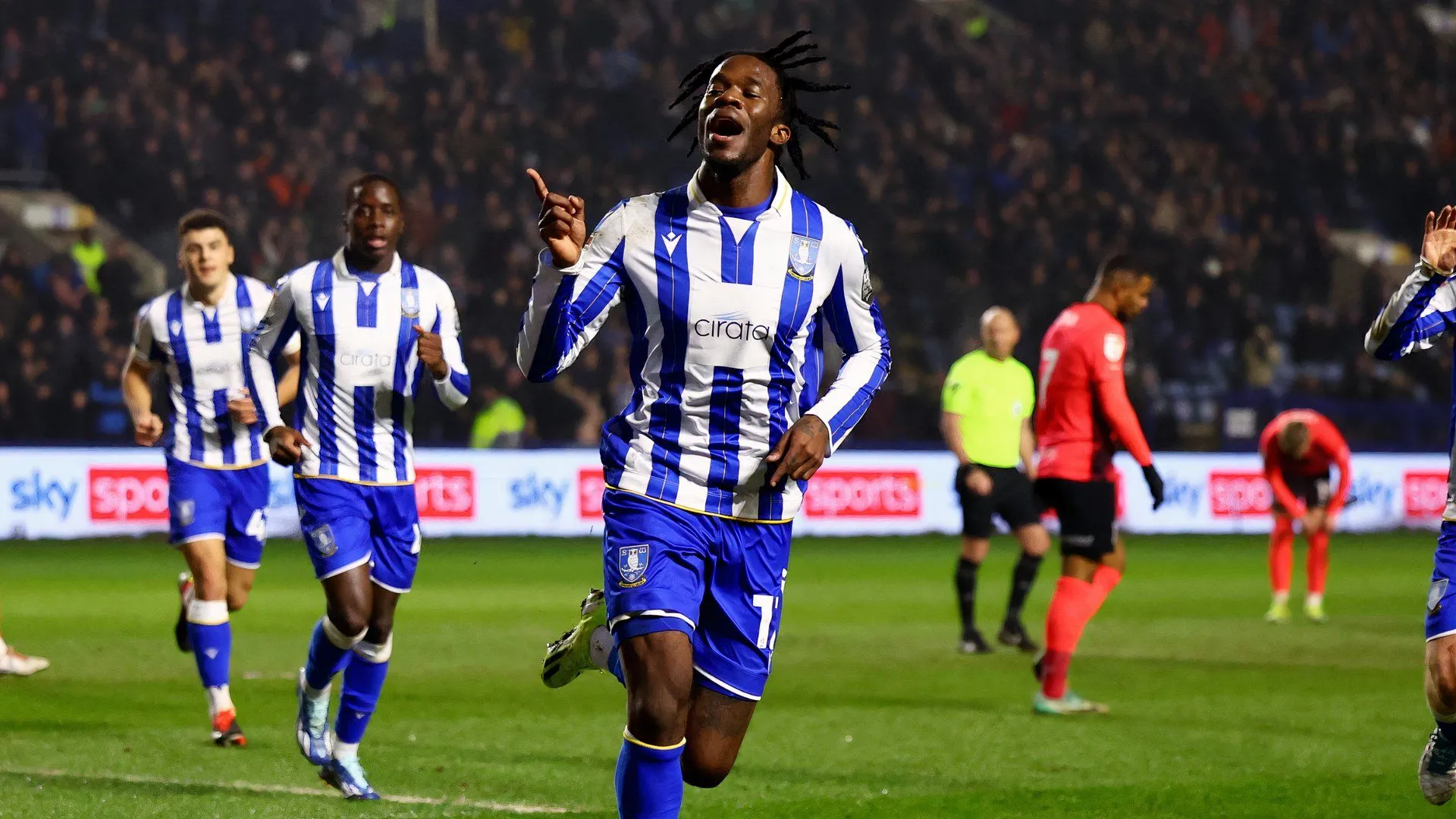 Tiền đạo Ike Ugbo của Sheffield Wednesday trong một trận đấu