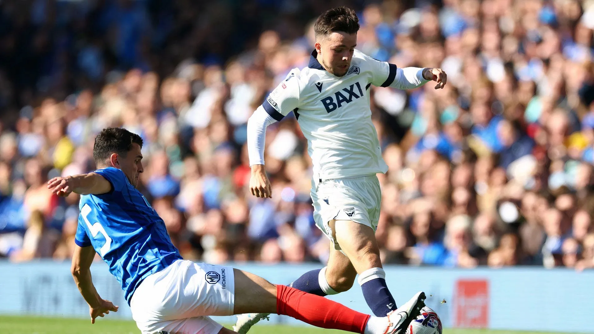 Tyler Goodrham và đồng đội trong trận đấu của Oxford United.