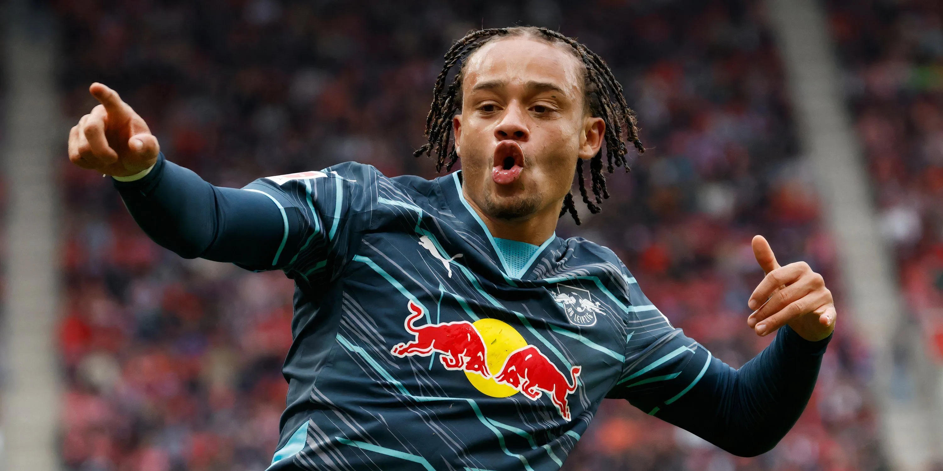 Xavi Simons tiền vệ tấn công RB Leipzig thể hiện kỹ thuật cá nhân trên sân