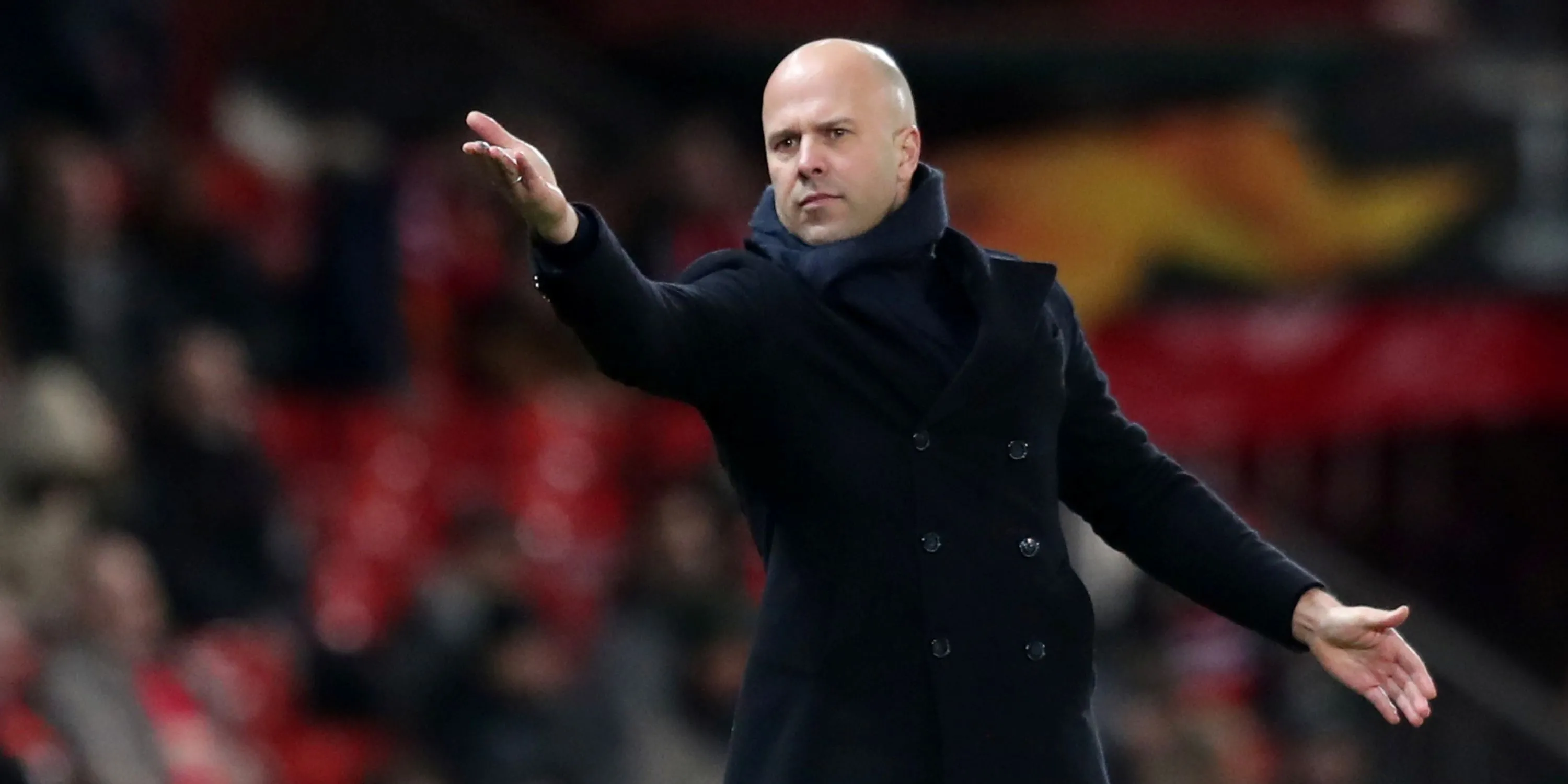 Arne Slot chỉ đạo từ đường biên trong trận đấu với Manchester United