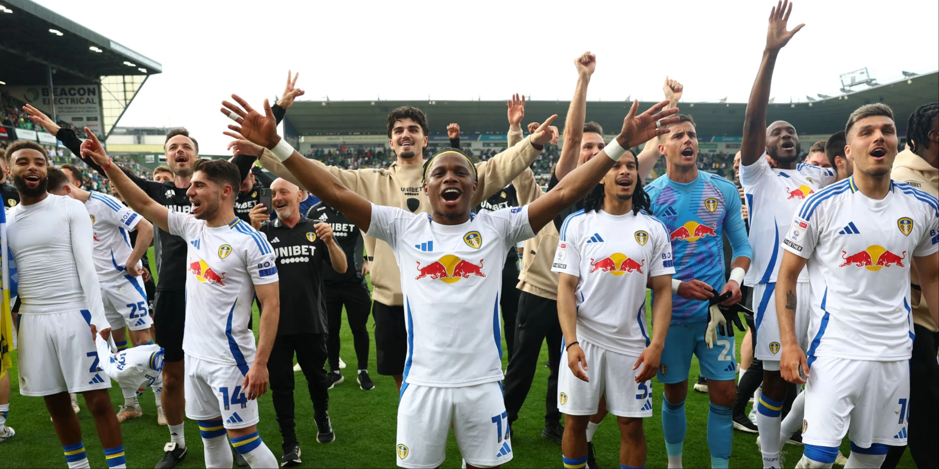 Các cầu thủ Leeds United ăn mừng trên sân
