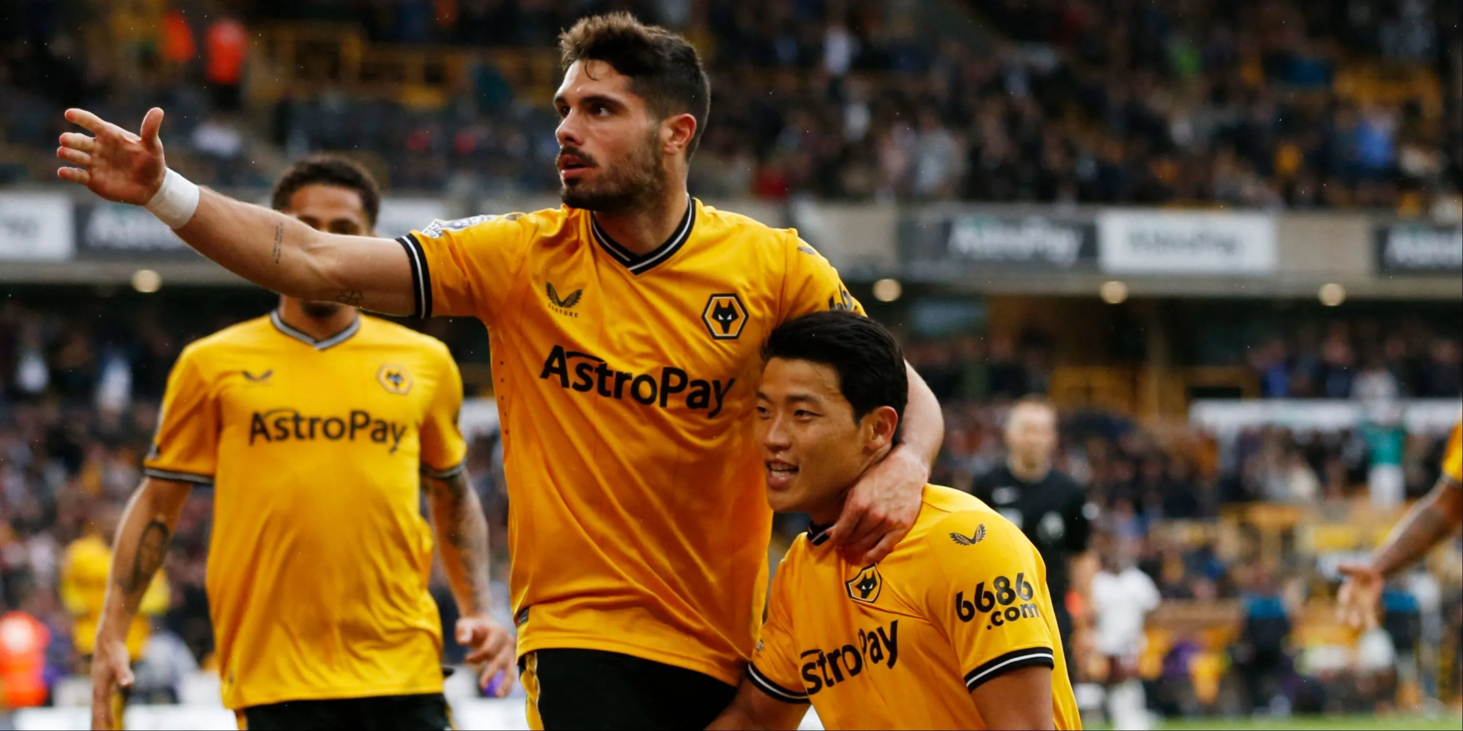 Các cầu thủ Wolves trên sân thi đấu