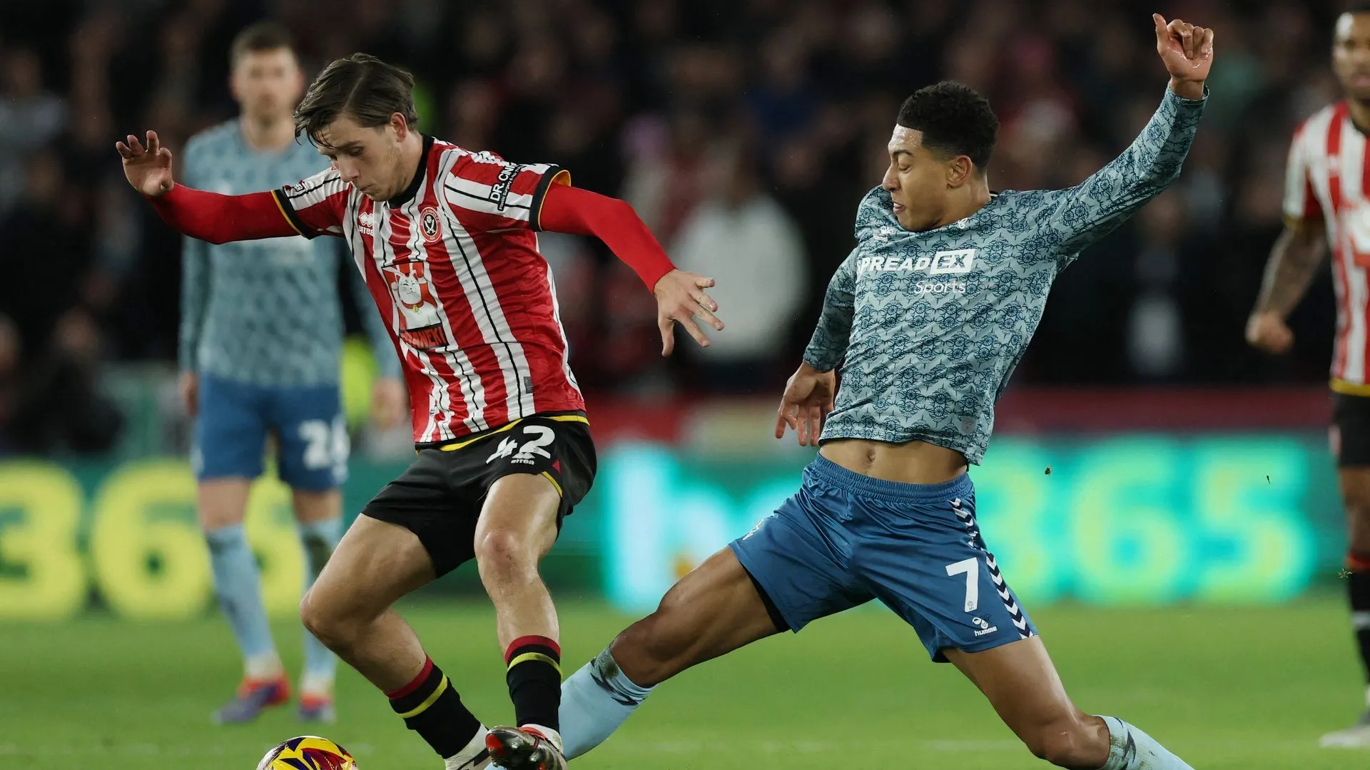 Chân dung tiền vệ trẻ Sydie Peck của Sheffield United