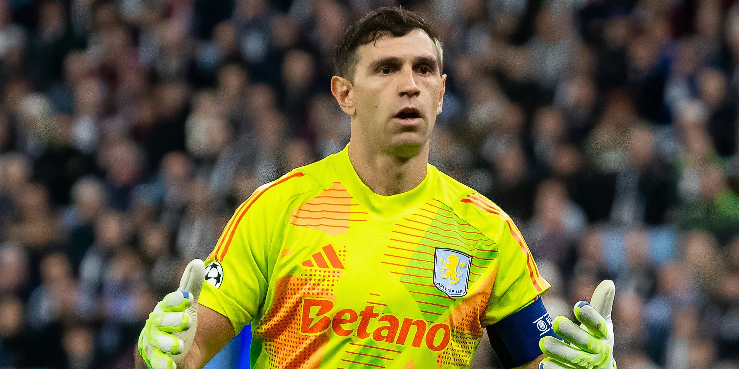 Emiliano Martinez cản phá bóng cho Aston Villa, mục tiêu của Manchester United