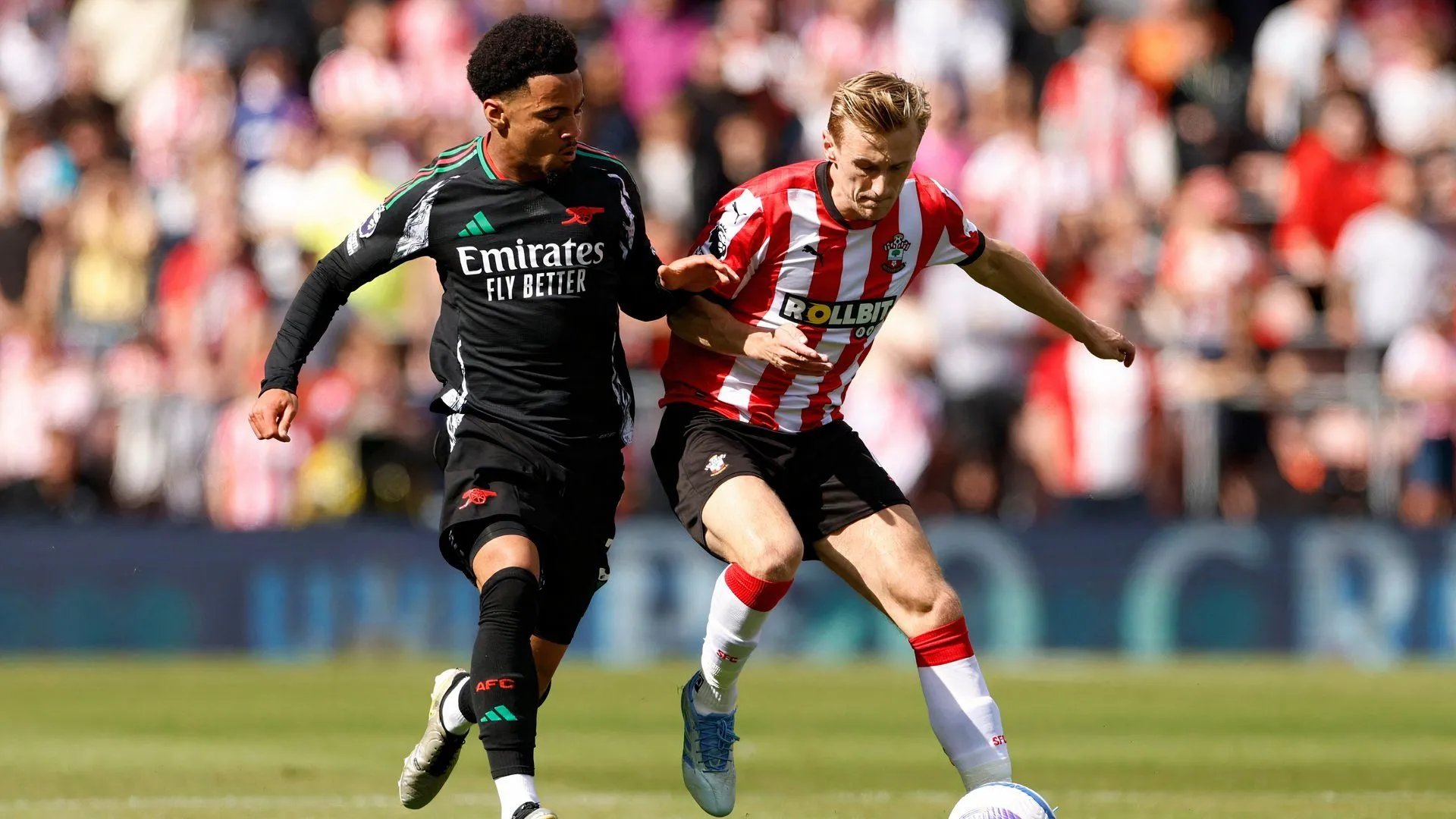 Flynn Downes trong màu áo Southampton, được xem là cầu thủ quan trọng