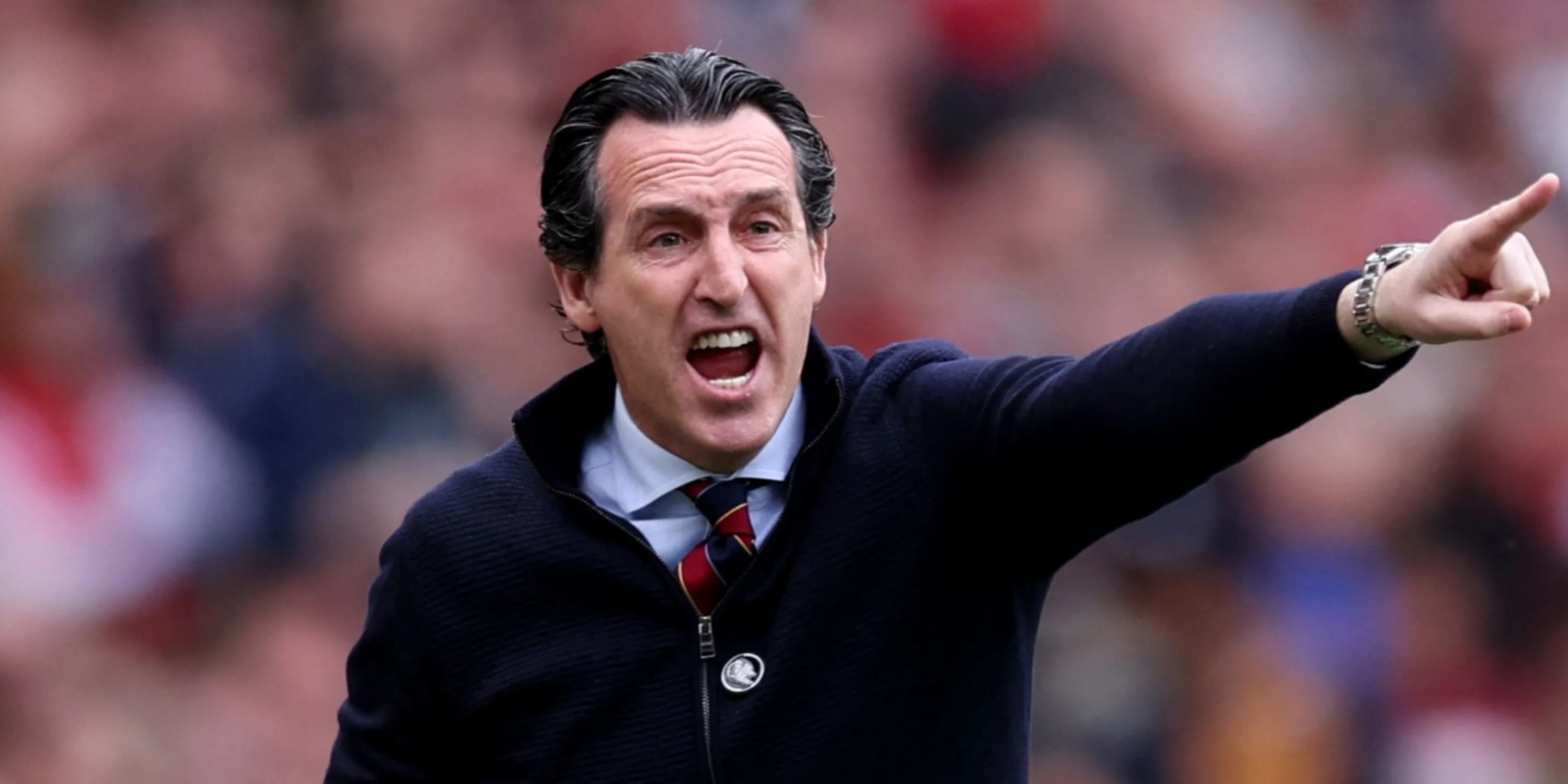 HLV Aston Villa Unai Emery chỉ đạo từ đường biên